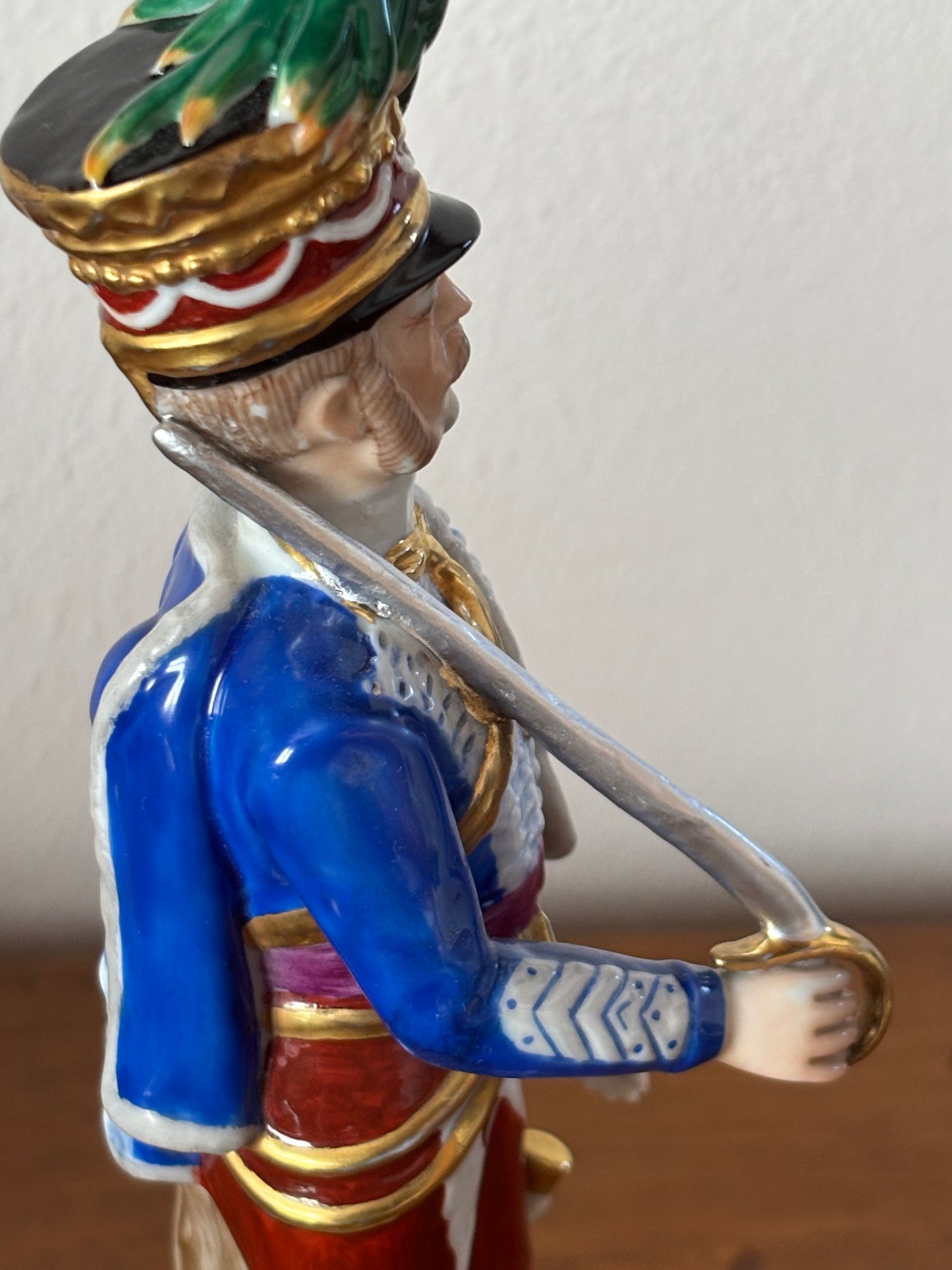Statuetta in ceramica di soldato con marchio N coronata, stile Capodimonte