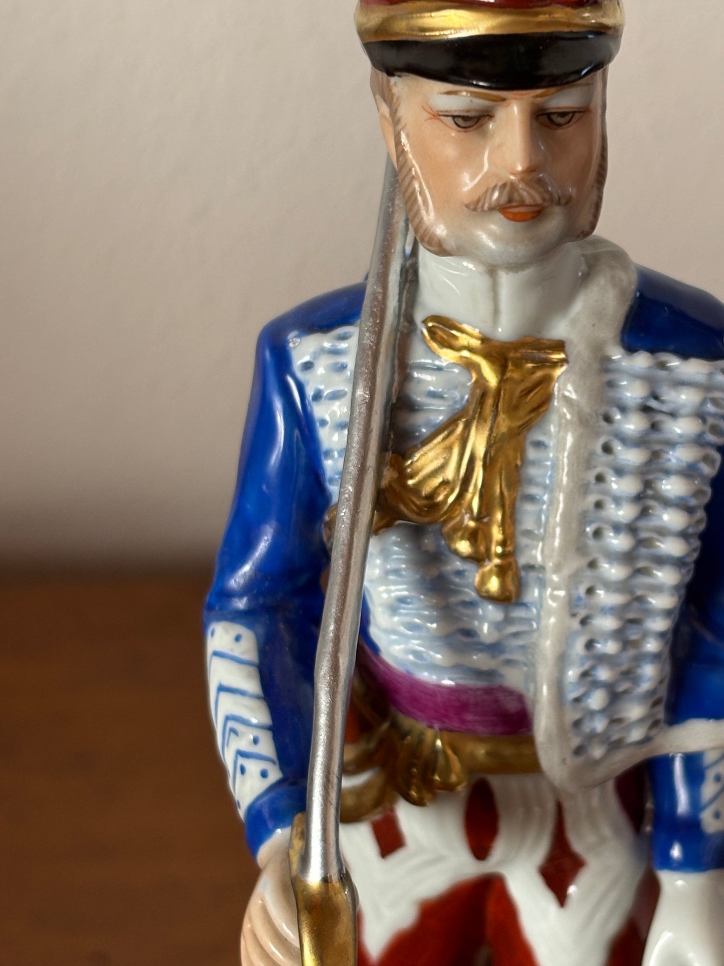 Statuetta in ceramica di soldato con marchio N coronata, stile Capodimonte