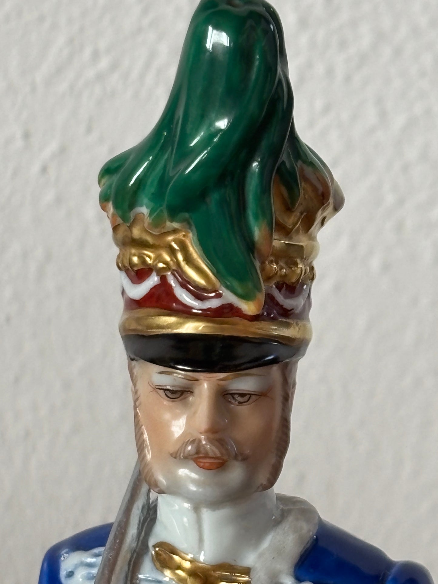 Statuetta in ceramica di soldato con marchio N coronata, stile Capodimonte