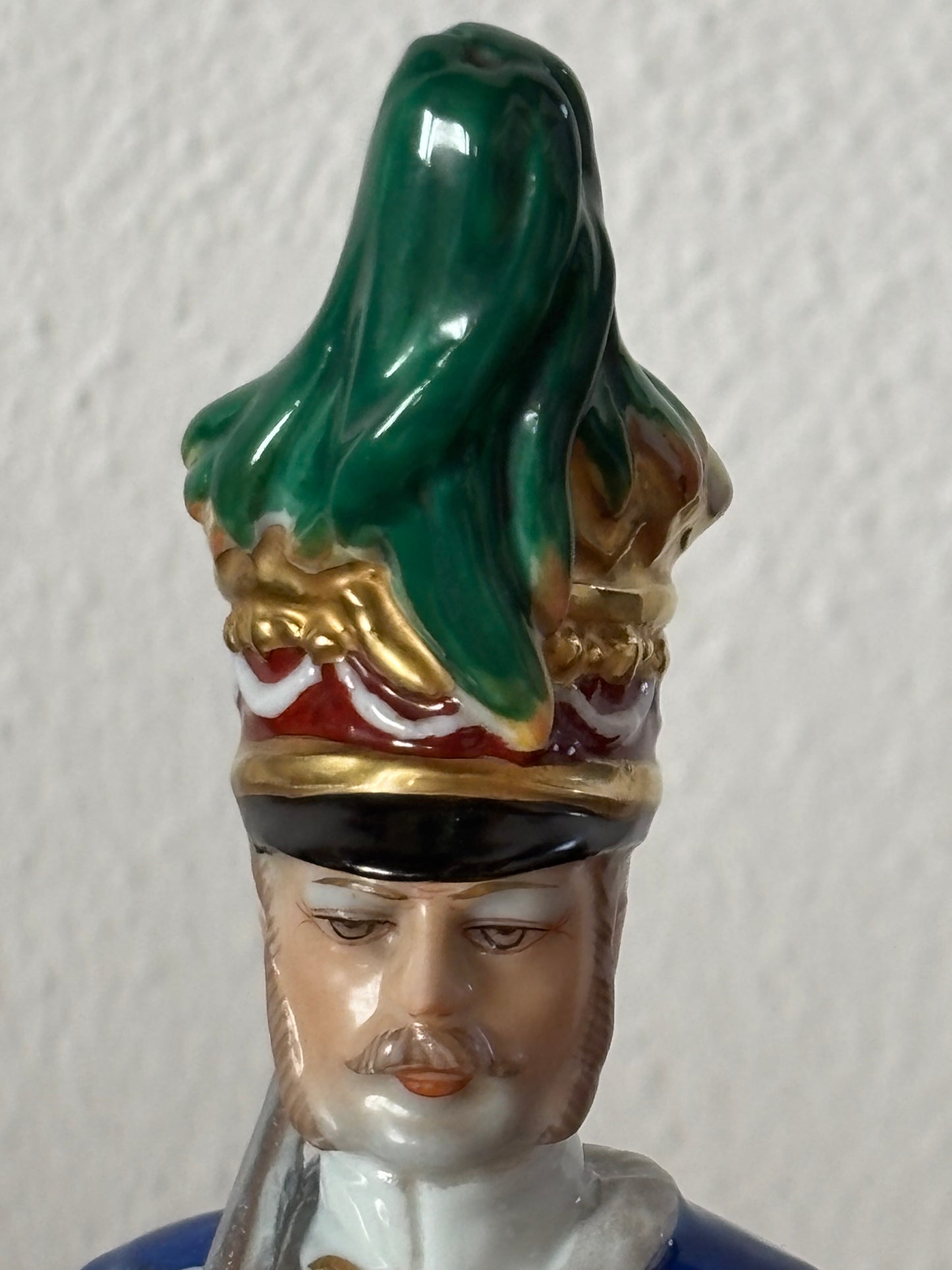 Statuetta in ceramica di soldato con marchio N coronata, stile Capodimonte