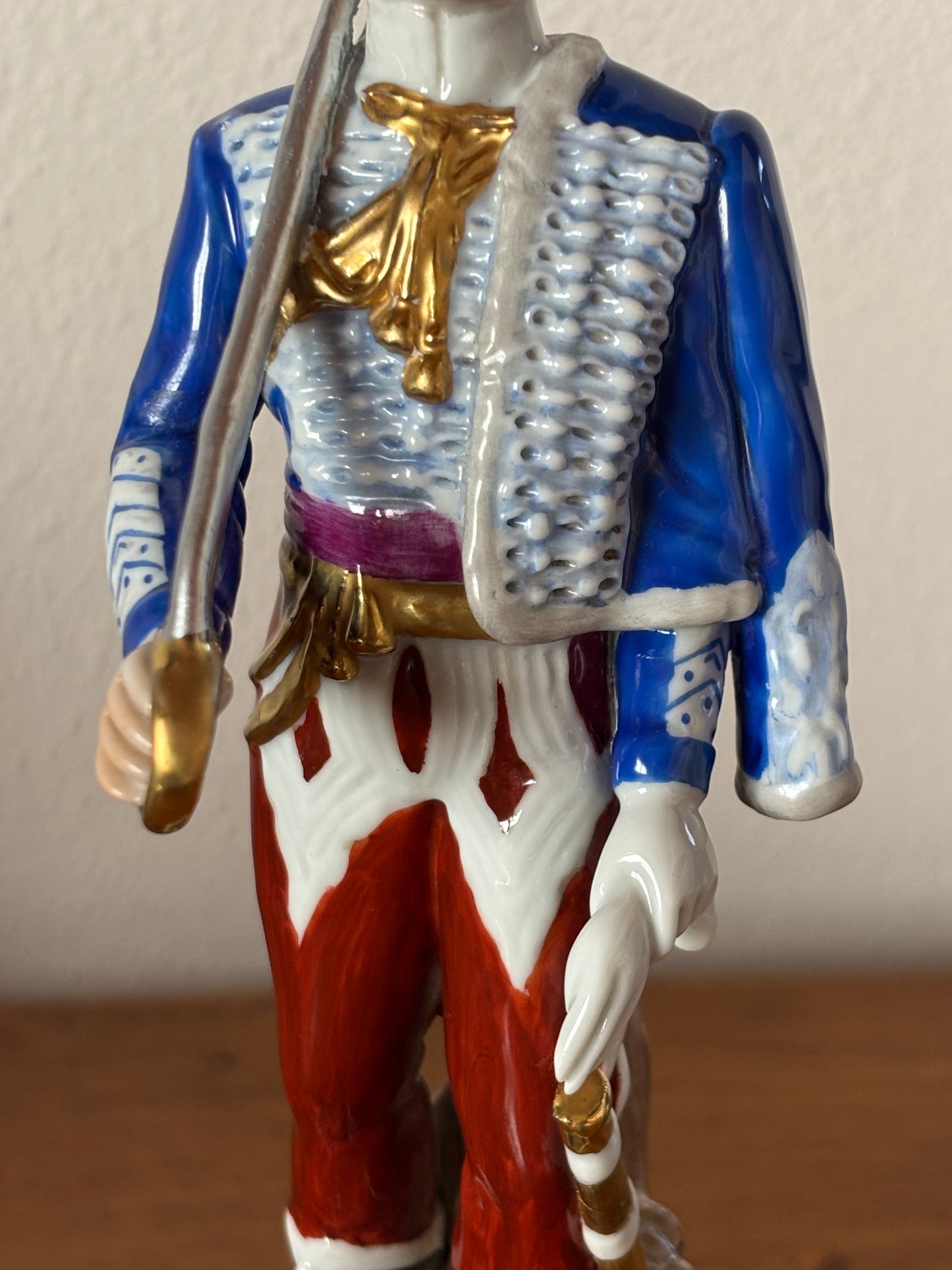 Statuetta in ceramica di soldato con marchio N coronata, stile Capodimonte