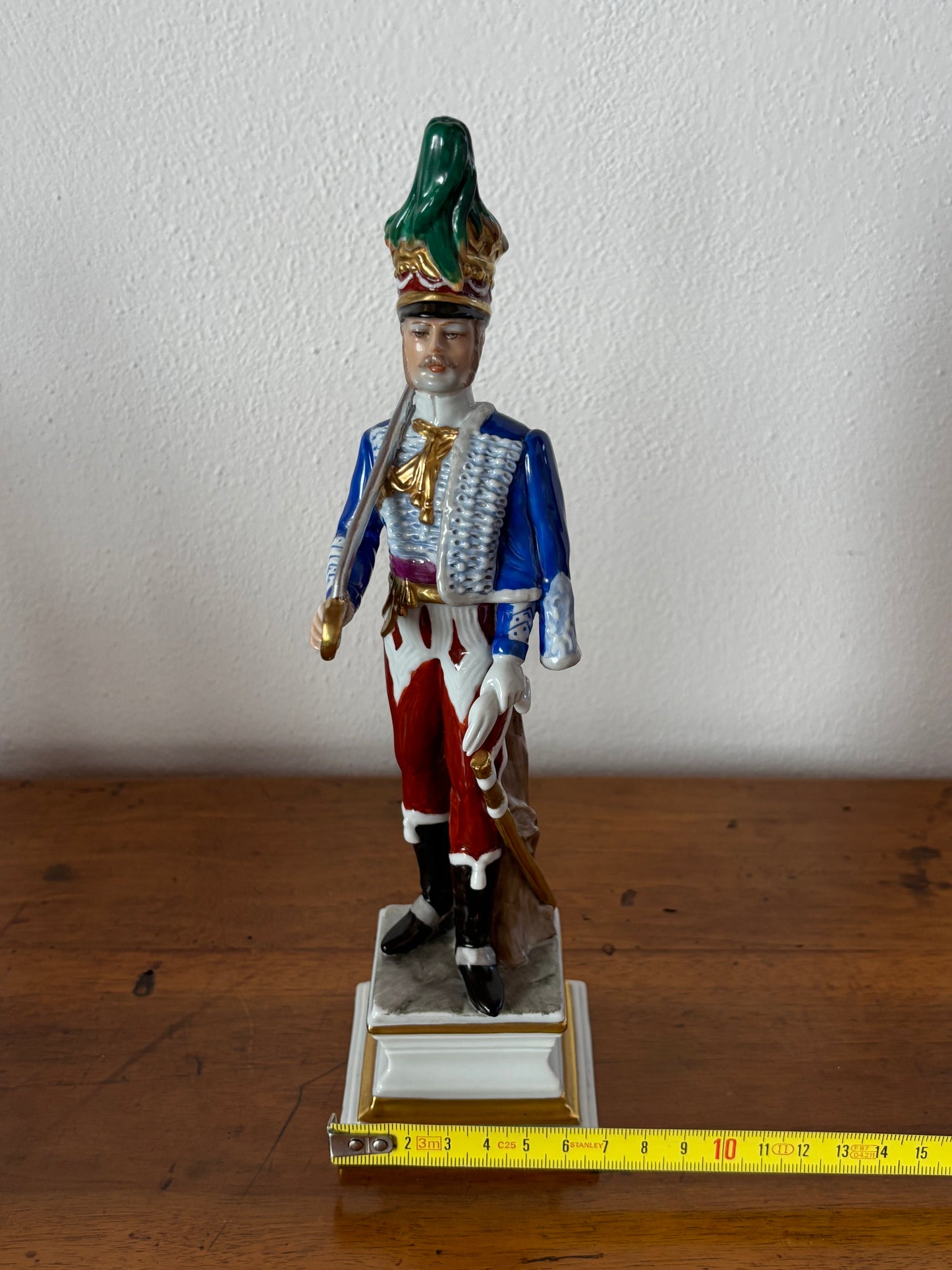 Statuetta in ceramica di soldato con marchio N coronata, stile Capodimonte