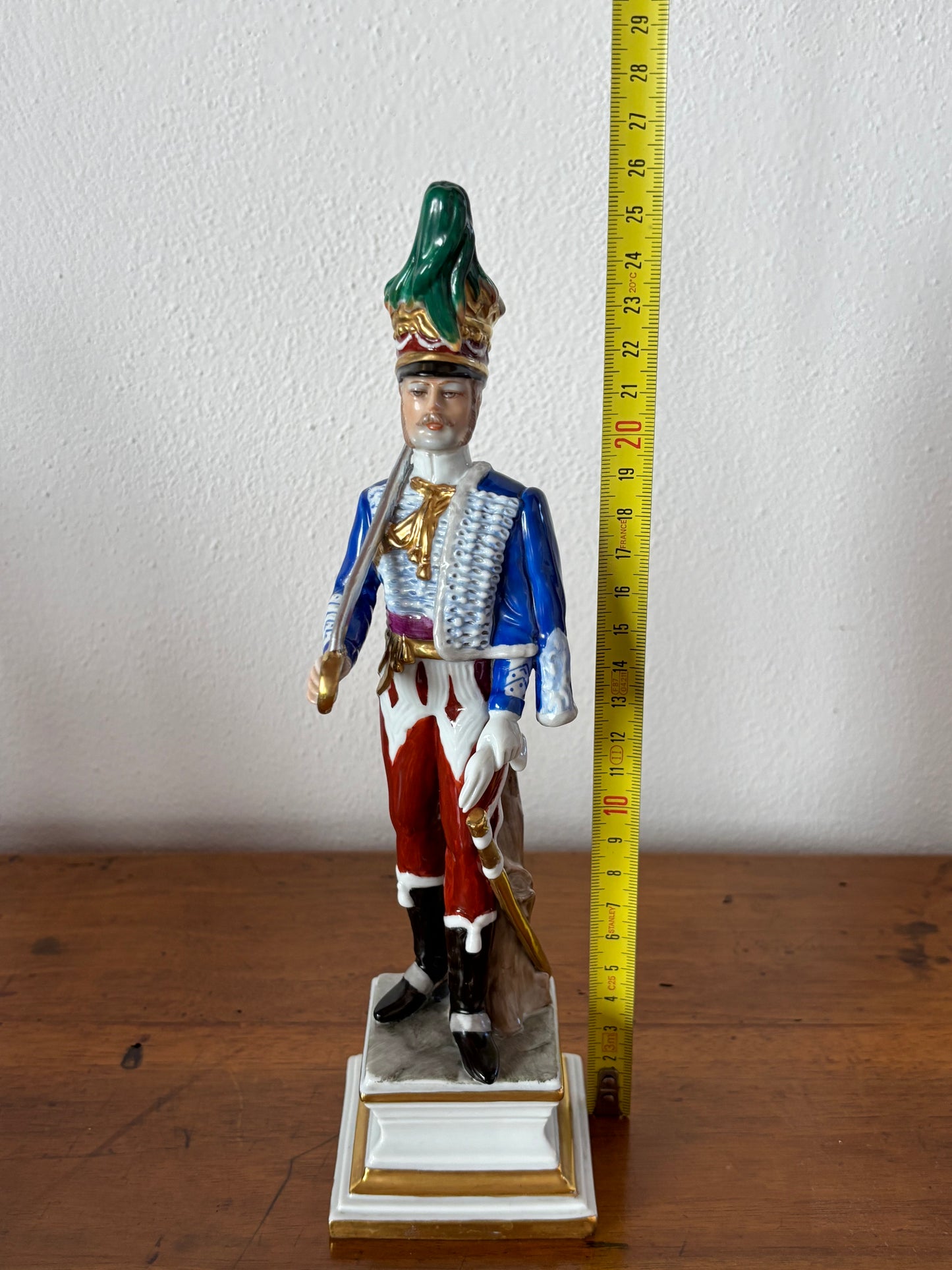 Statuetta in ceramica di soldato con marchio N coronata, stile Capodimonte