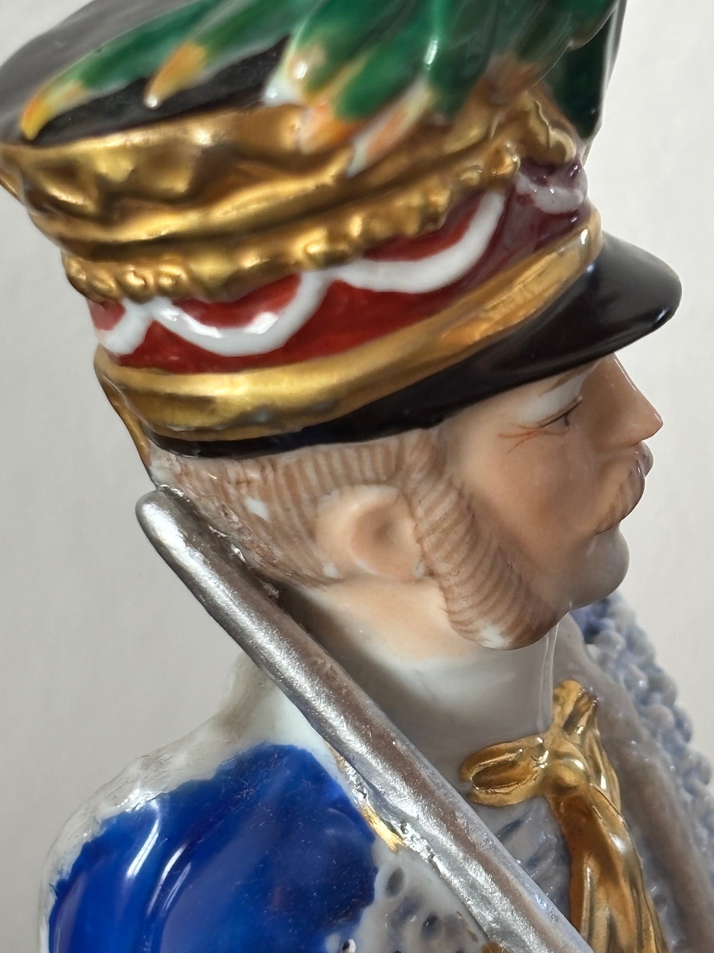 Statuetta in ceramica di soldato con marchio N coronata, stile Capodimonte