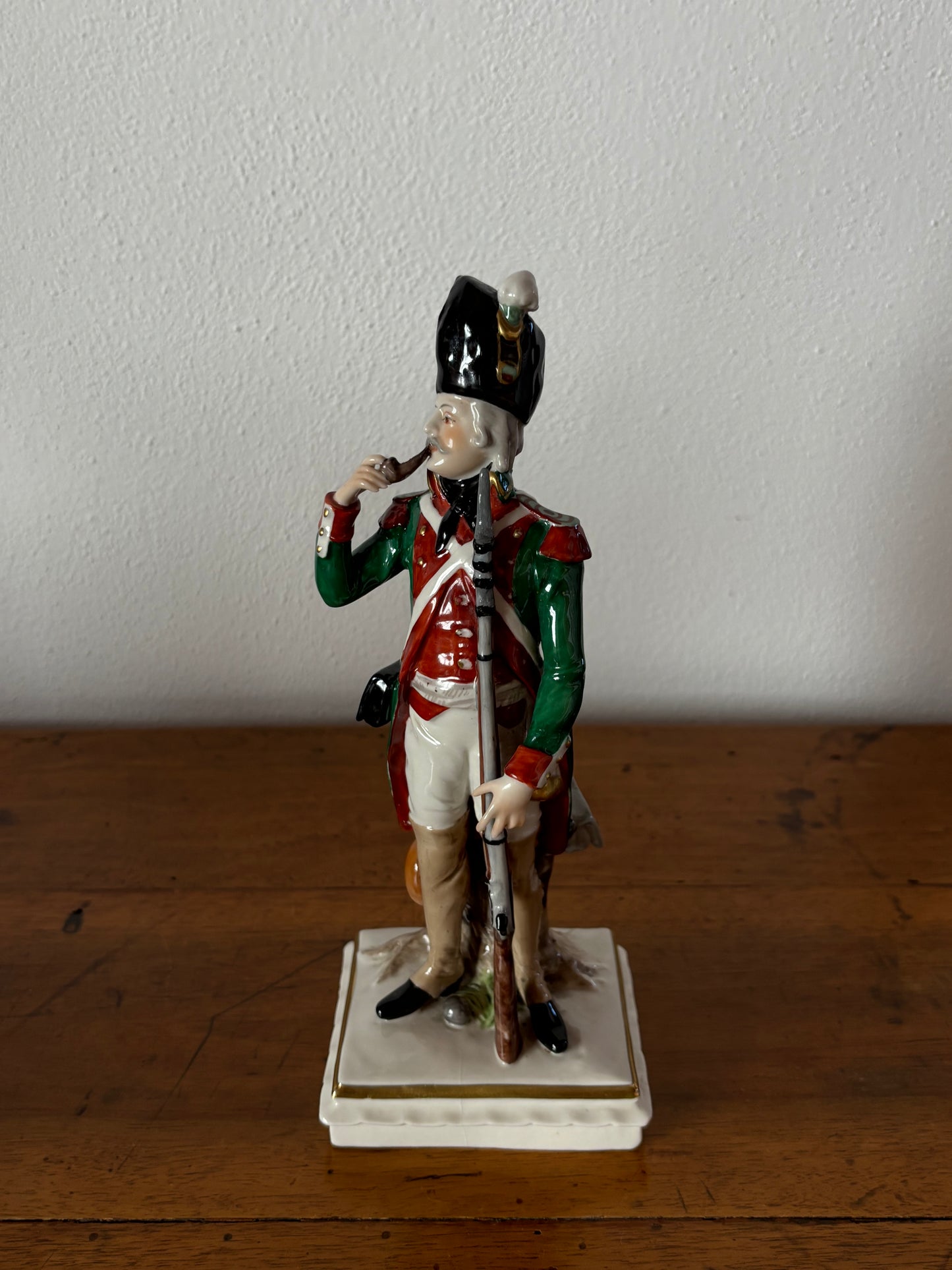 Statuetta in ceramica di soldato con marchio Capodimonte