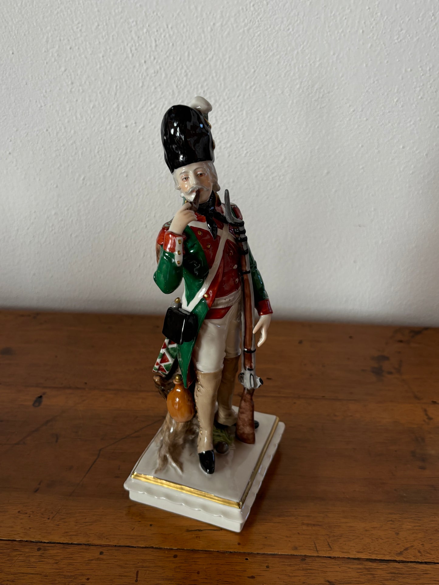 Statuetta in ceramica di soldato con marchio Capodimonte