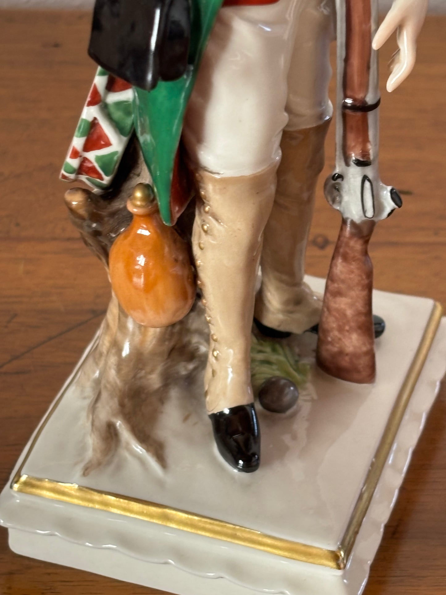 Statuetta in ceramica di soldato con marchio Capodimonte