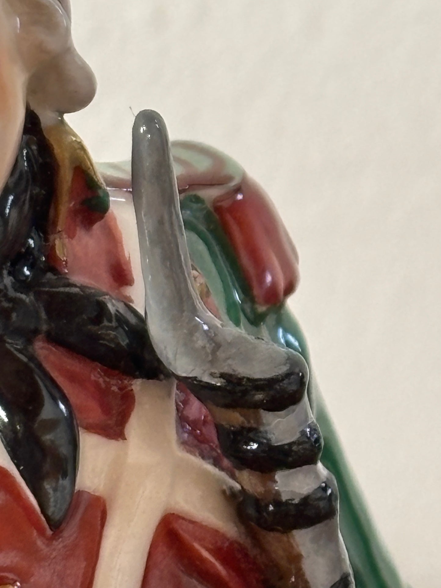 Statuetta in ceramica di soldato con marchio Capodimonte