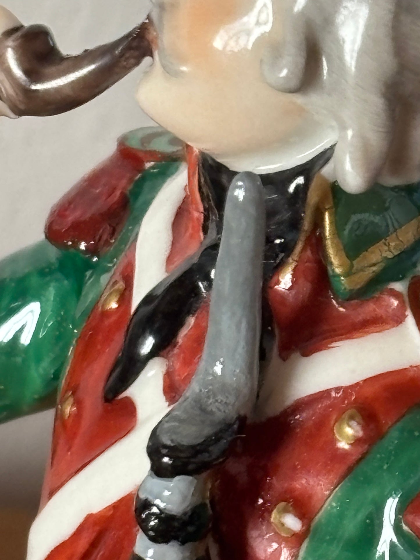 Statuetta in ceramica di soldato con marchio Capodimonte