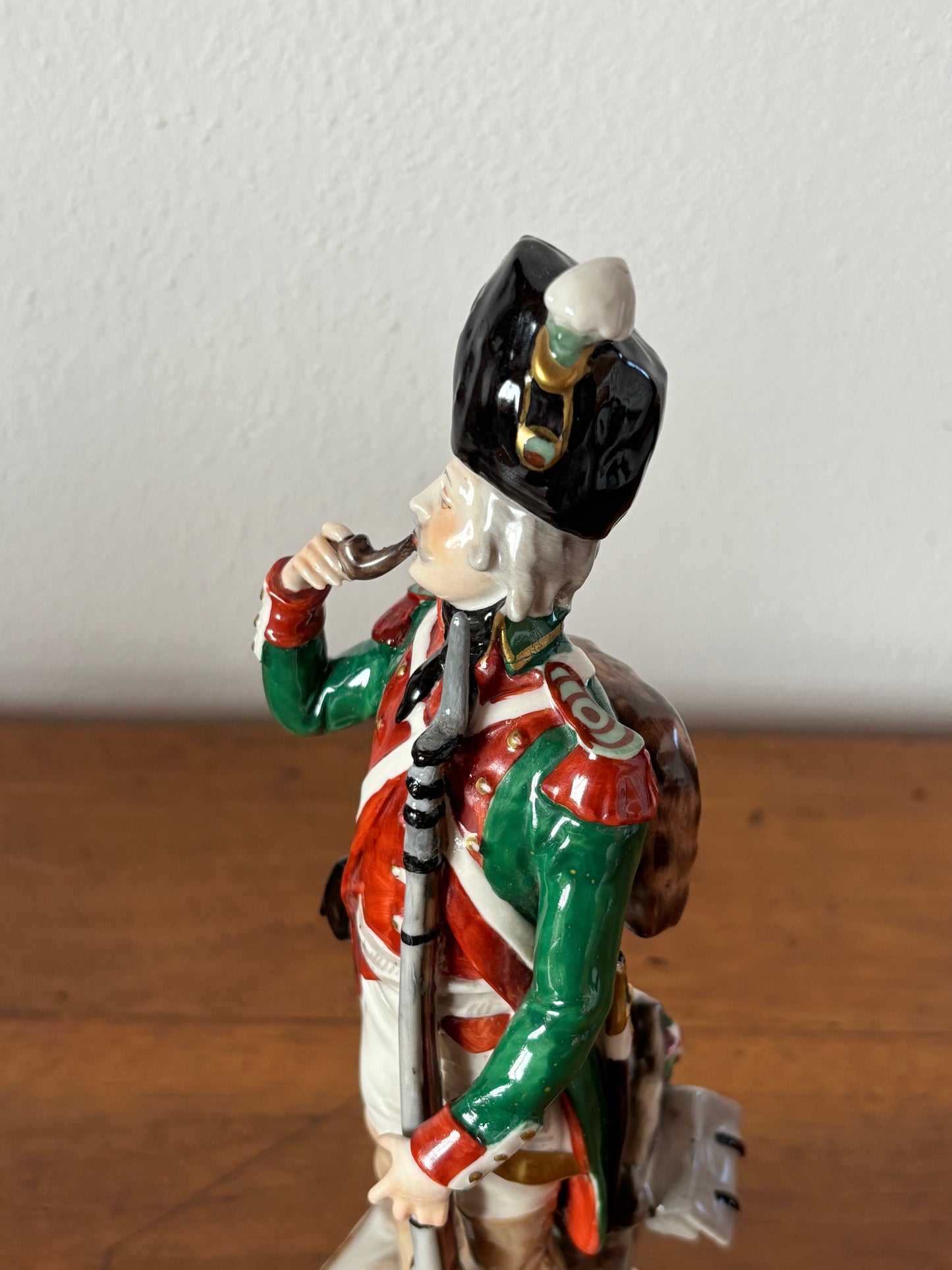 Statuetta in ceramica di soldato con marchio Capodimonte