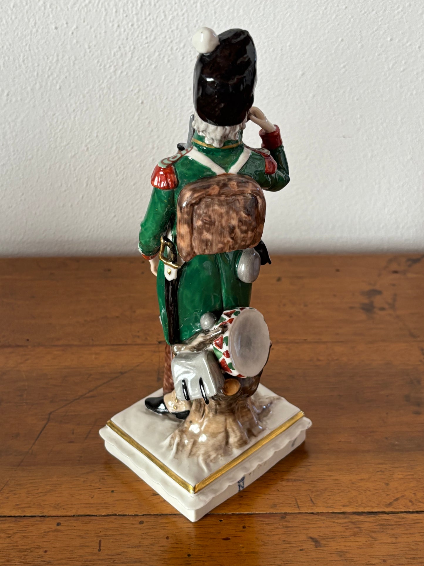 Statuetta in ceramica di soldato con marchio Capodimonte