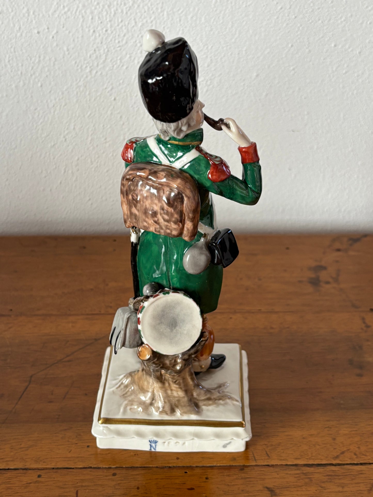 Statuetta in ceramica di soldato con marchio Capodimonte