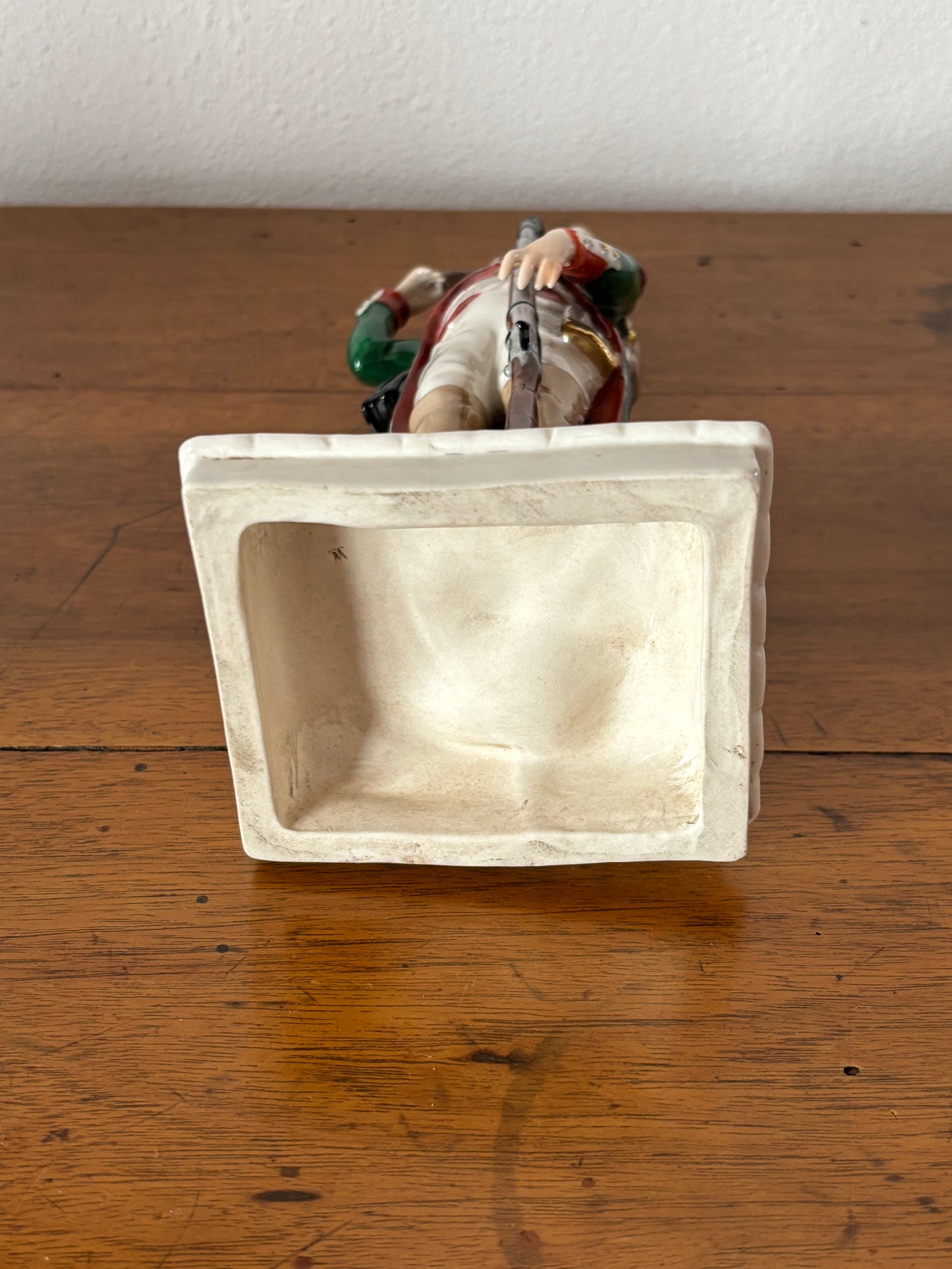 Statuetta in ceramica di soldato con marchio Capodimonte