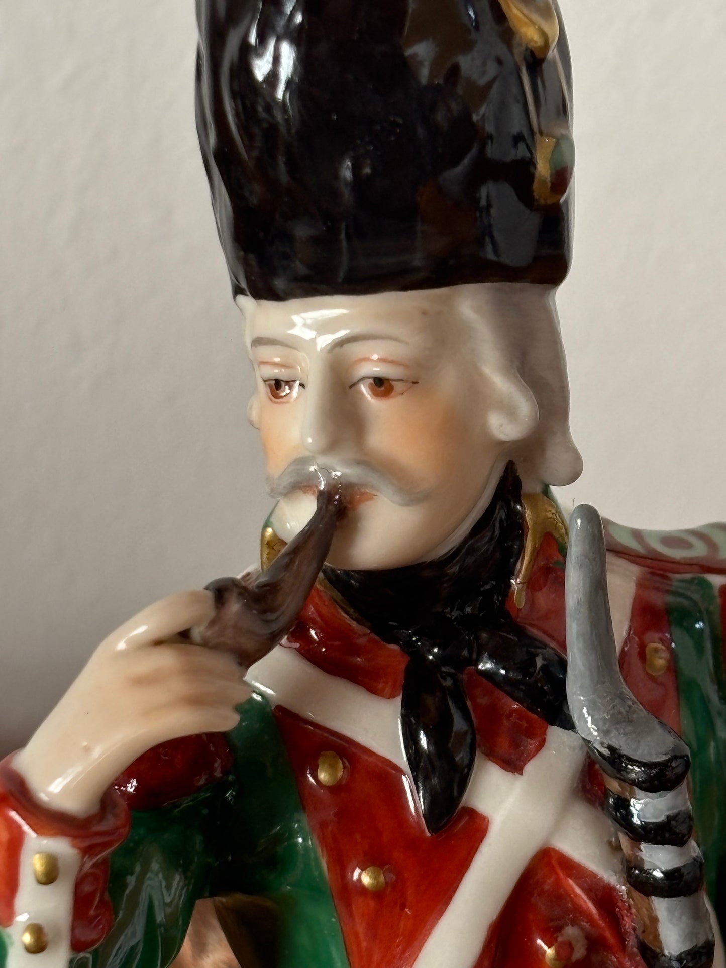 Statuetta in ceramica di soldato con marchio Capodimonte