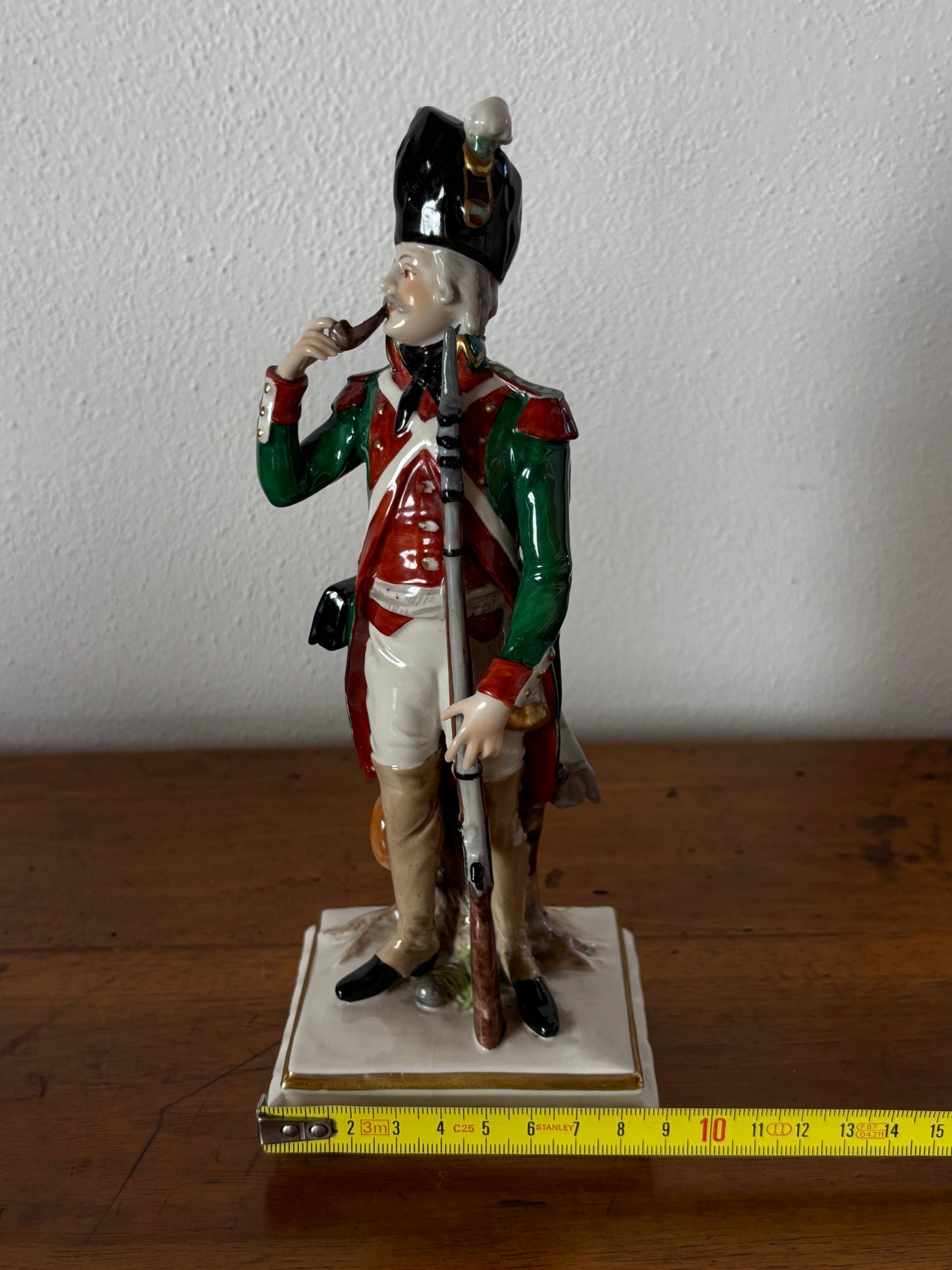 Statuetta in ceramica di soldato con marchio Capodimonte