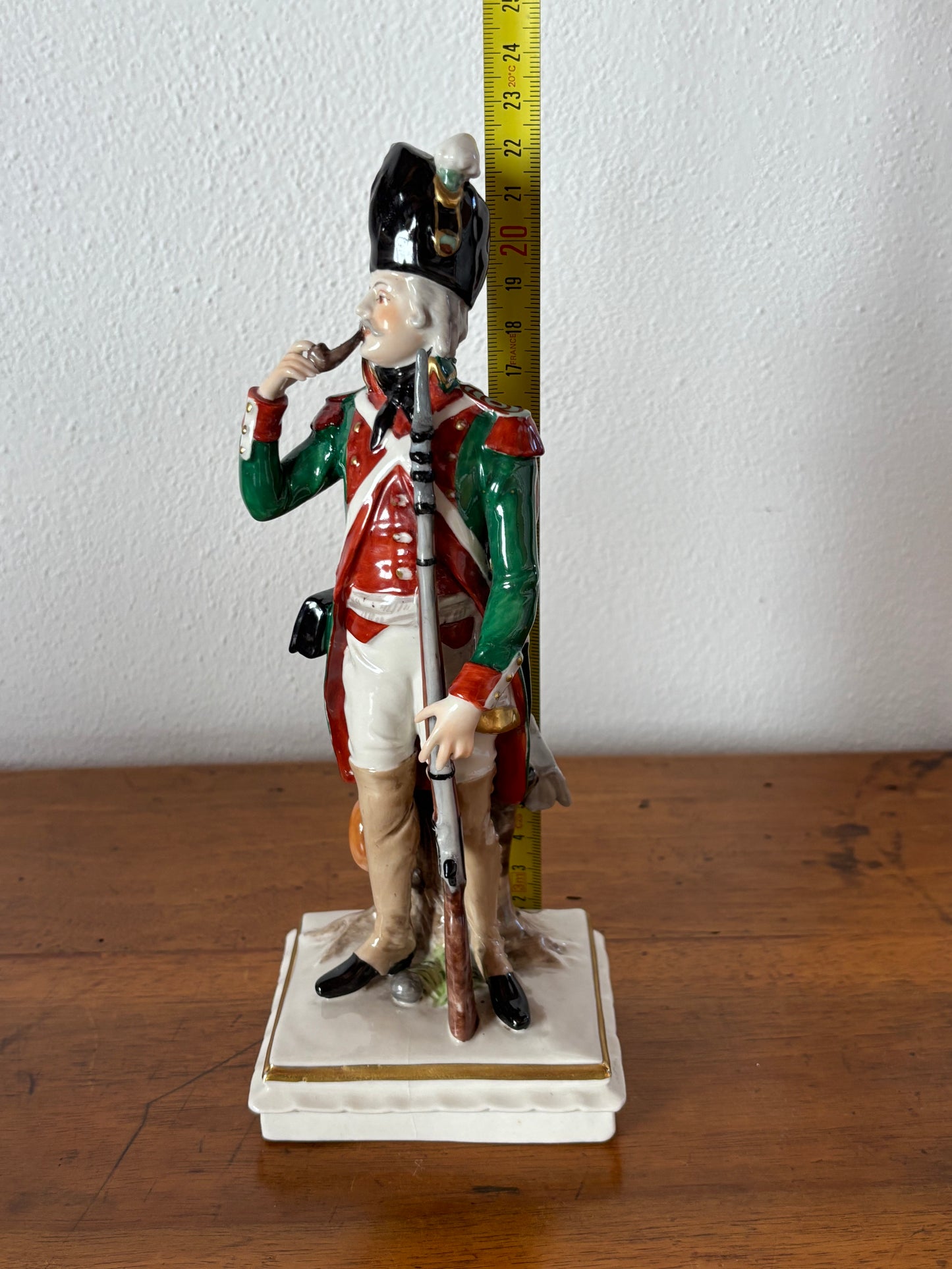 Statuetta in ceramica di soldato con marchio Capodimonte