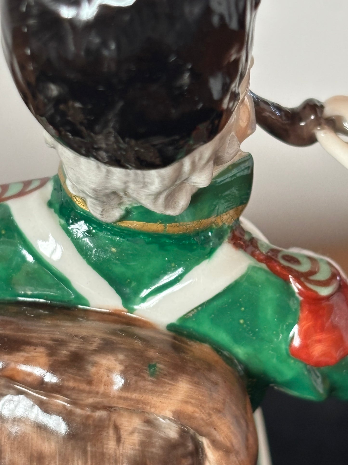 Statuetta in ceramica di soldato con marchio Capodimonte