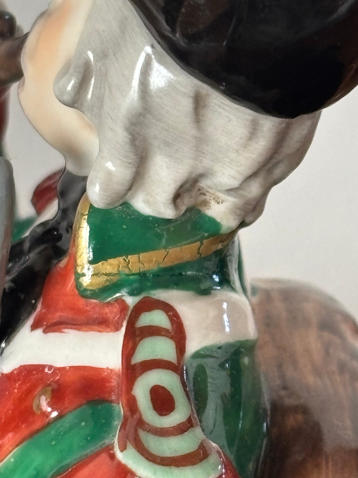 Statuetta in ceramica di soldato con marchio Capodimonte