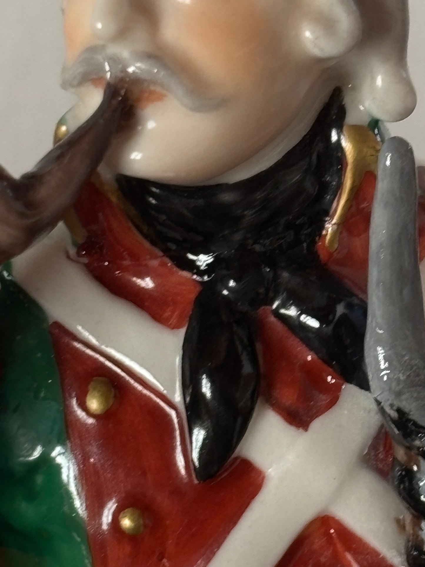 Statuetta in ceramica di soldato con marchio Capodimonte