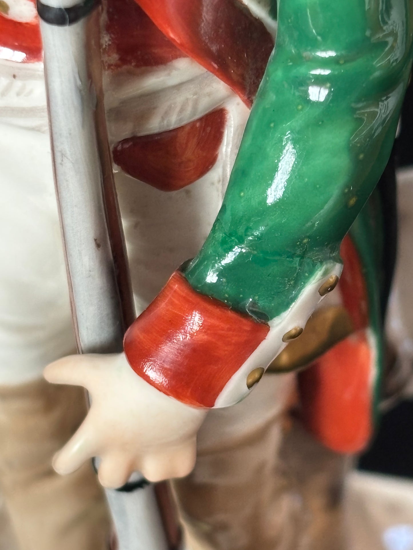 Statuetta in ceramica di soldato con marchio Capodimonte