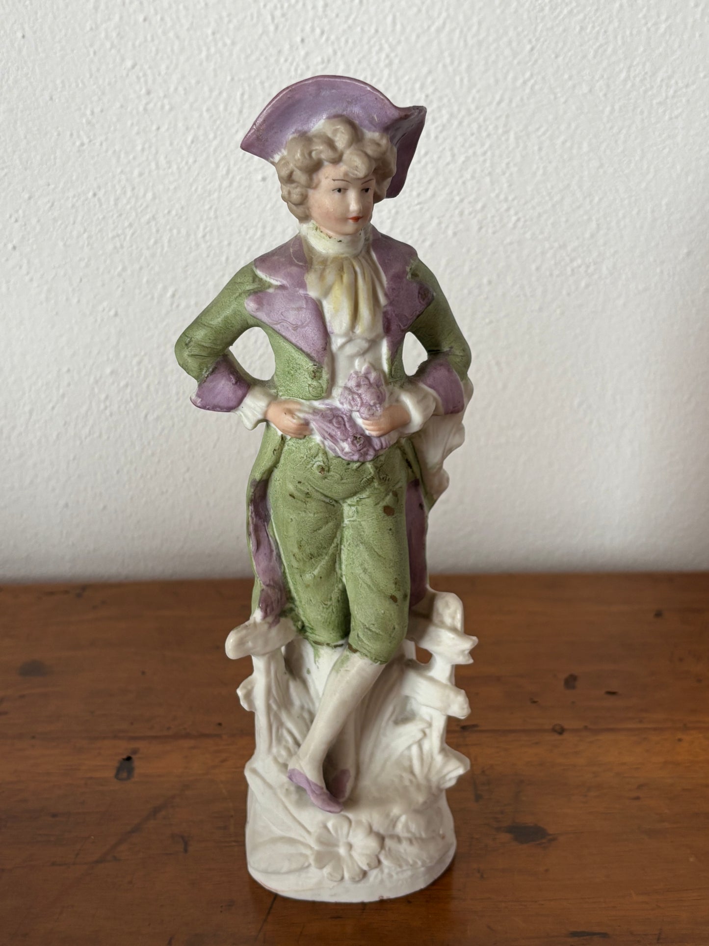 Statuetta in ceramica biscuit – Giovane gentiluomo con fiori