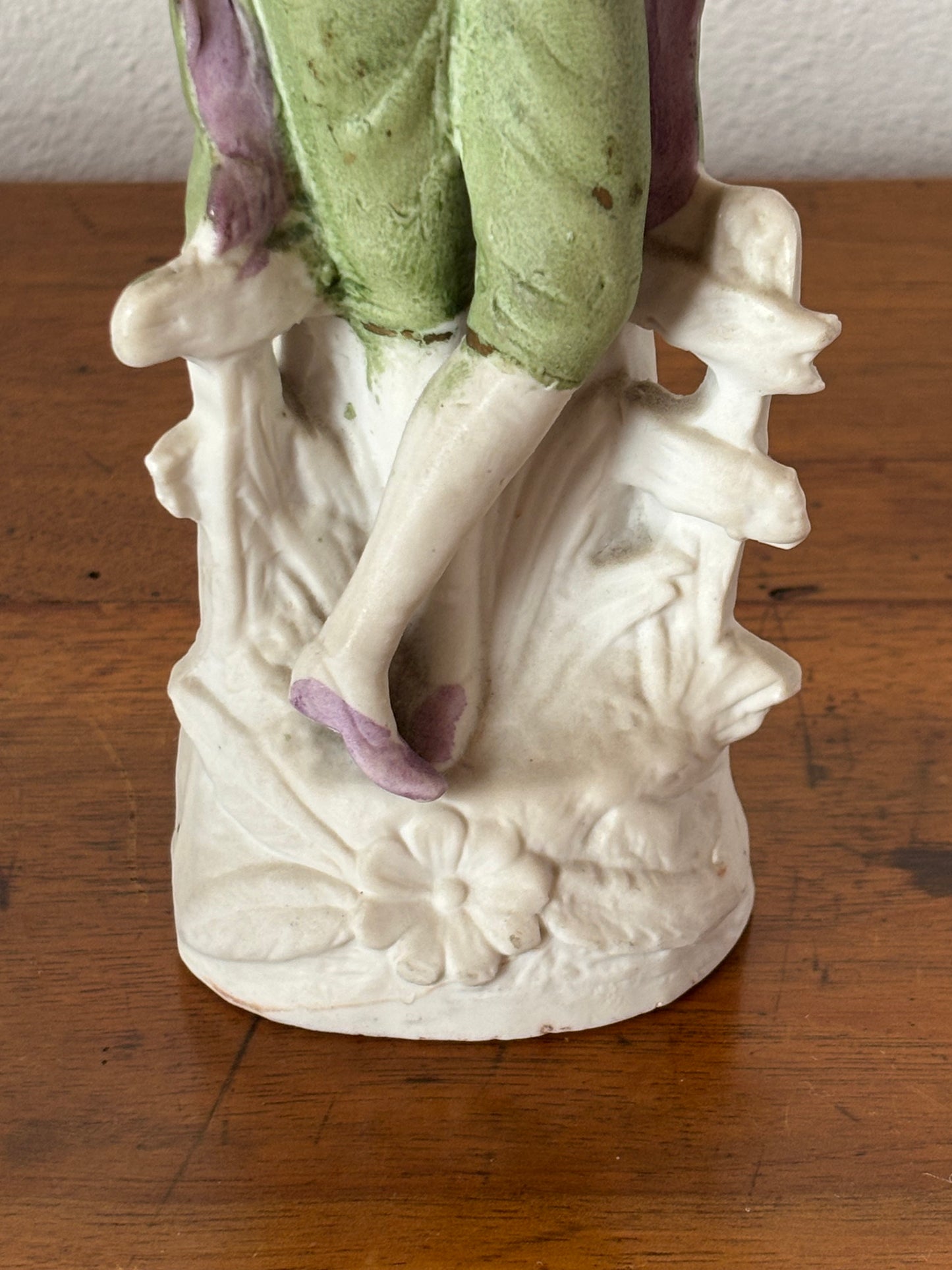 Statuetta in ceramica biscuit – Giovane gentiluomo con fiori