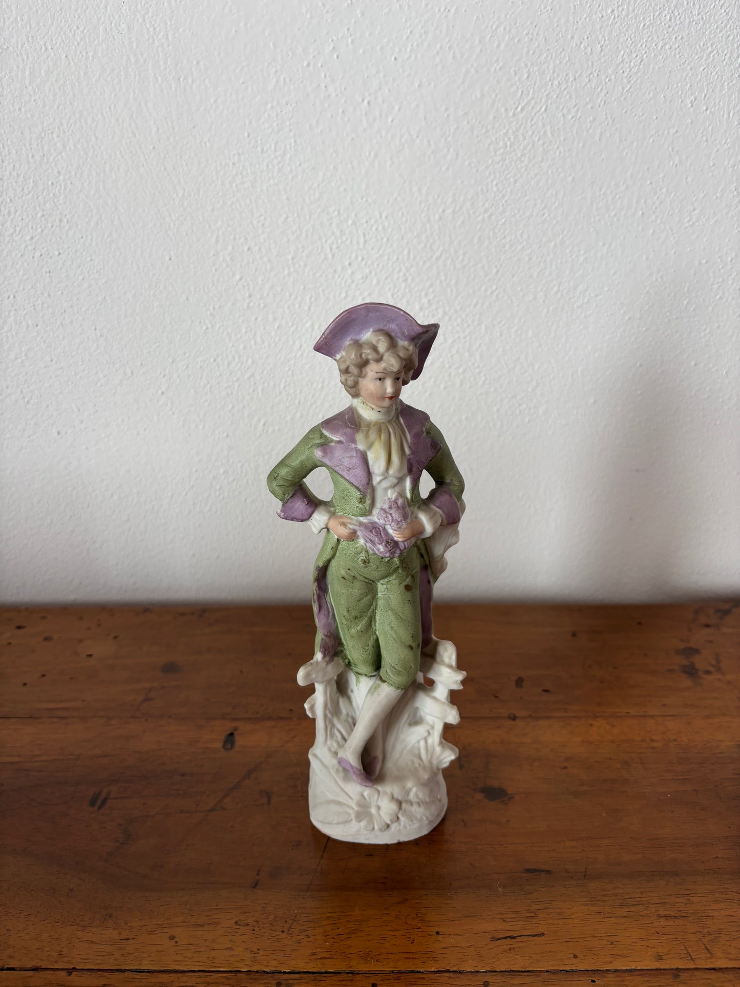 Statuetta in ceramica biscuit – Giovane gentiluomo con fiori