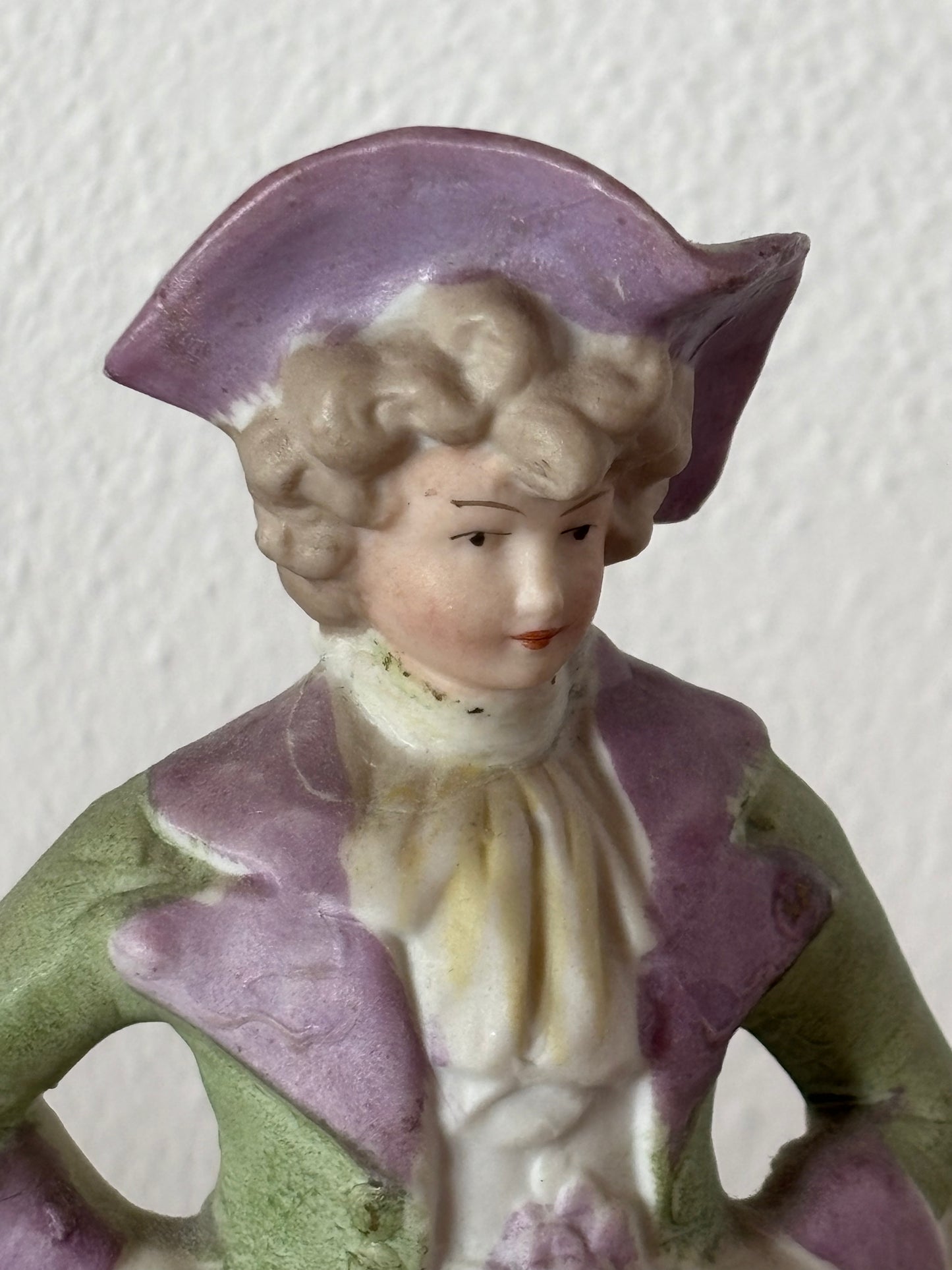 Statuetta in ceramica biscuit – Giovane gentiluomo con fiori