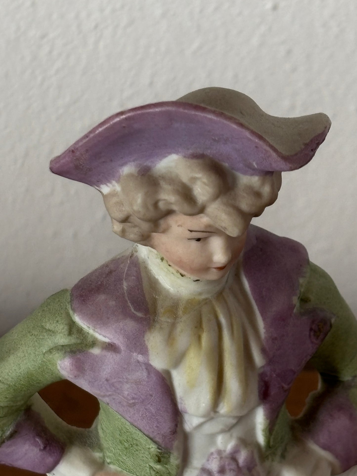 Statuetta in ceramica biscuit – Giovane gentiluomo con fiori