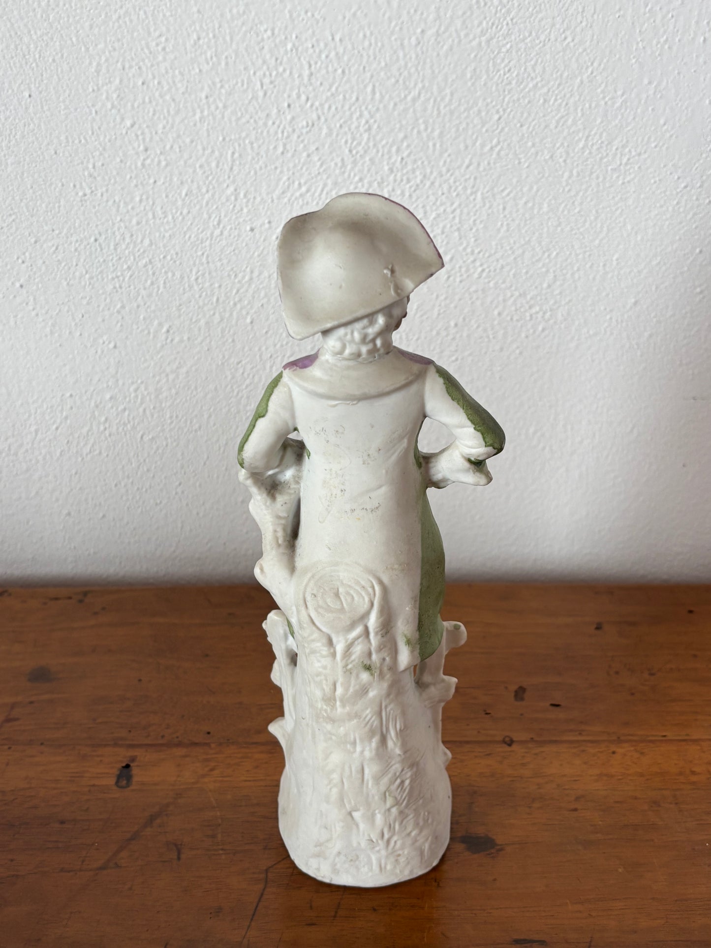 Statuetta in ceramica biscuit – Giovane gentiluomo con fiori