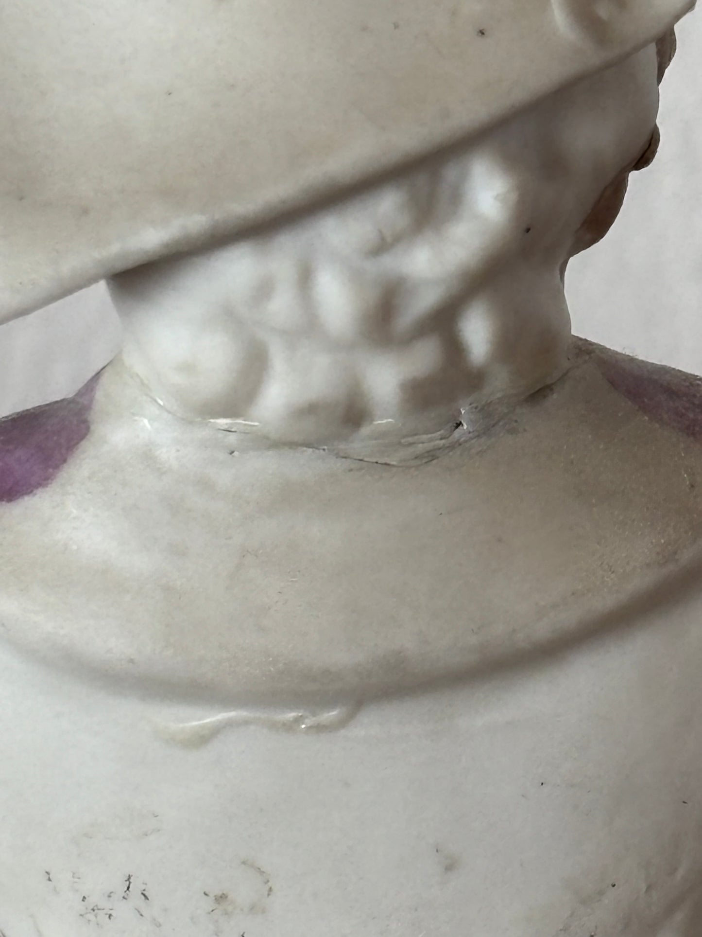 Statuetta in ceramica biscuit – Giovane gentiluomo con fiori