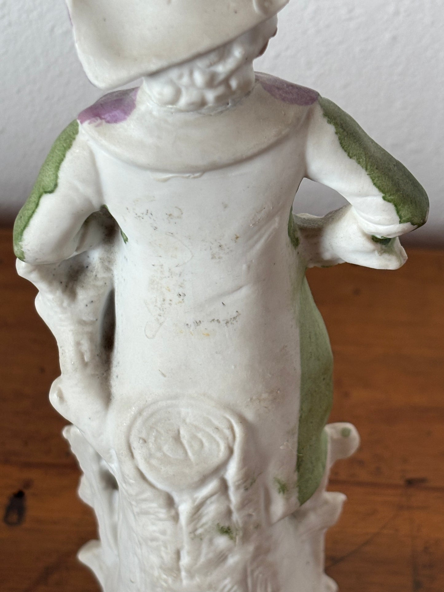 Statuetta in ceramica biscuit – Giovane gentiluomo con fiori