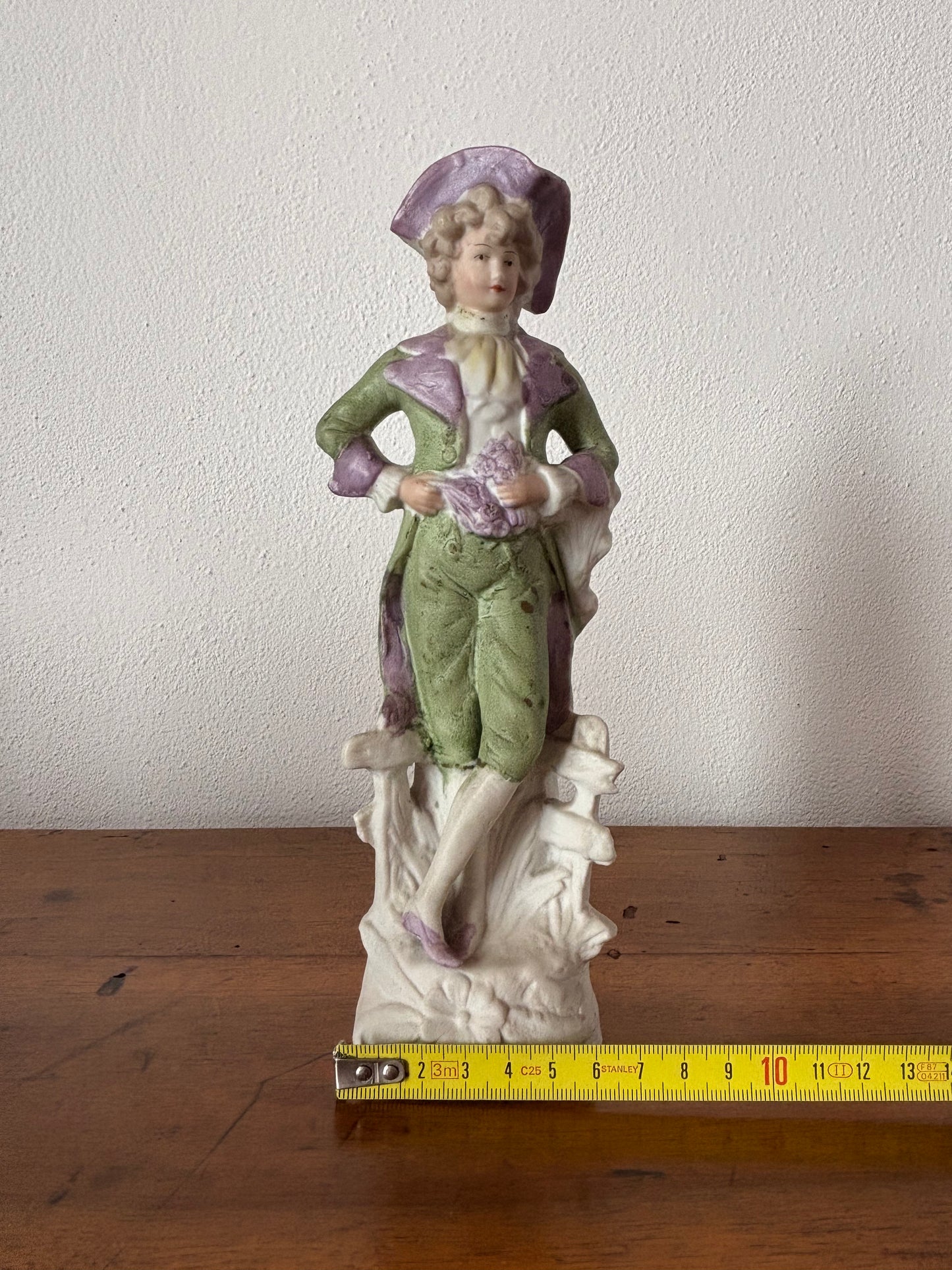 Statuetta in ceramica biscuit – Giovane gentiluomo con fiori