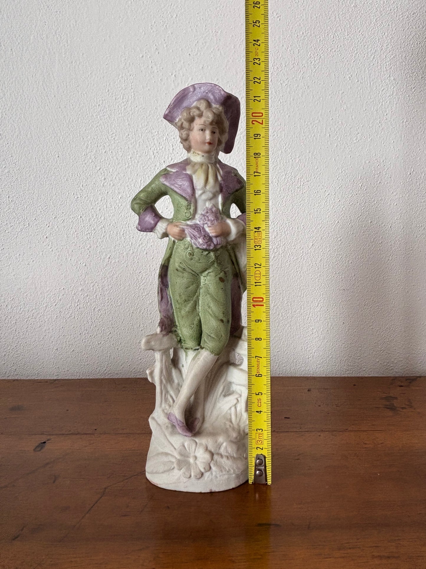 Statuetta in ceramica biscuit – Giovane gentiluomo con fiori