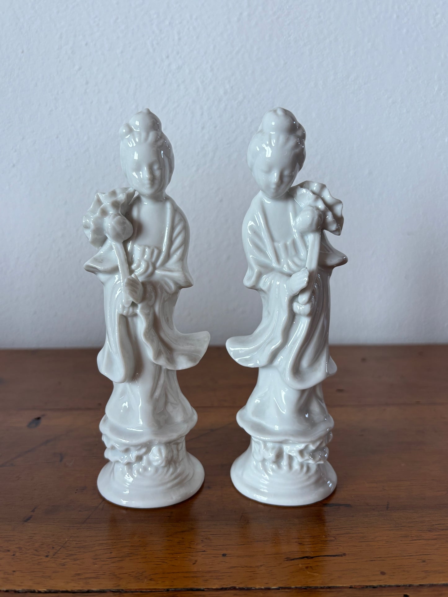 Coppia di Statuette in Porcellana Bianca – Dea Quan Yin con Fiore di Loto