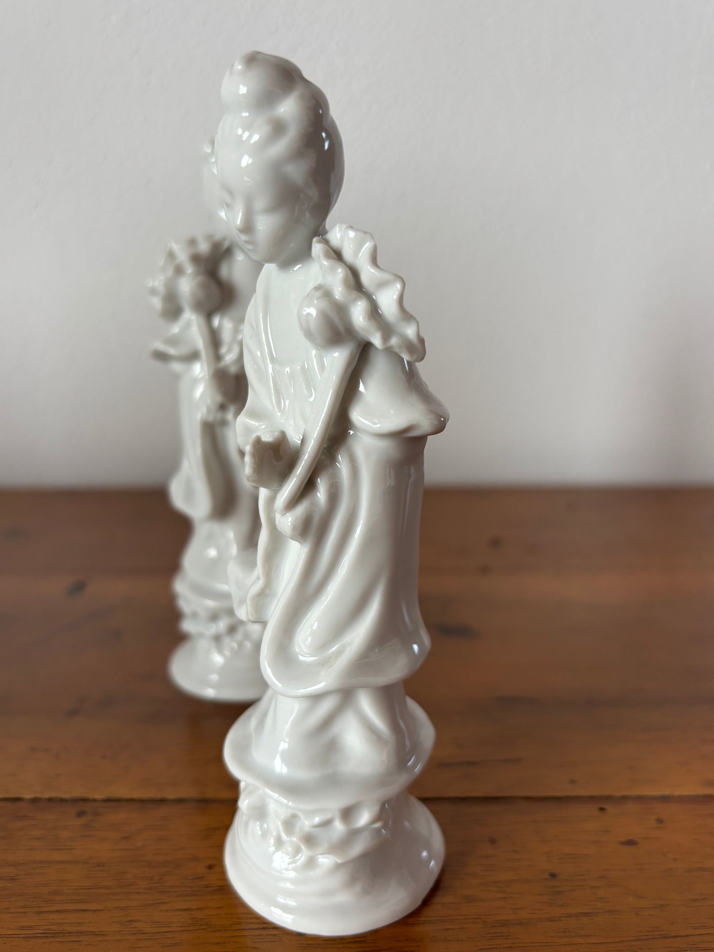 Coppia di Statuette in Porcellana Bianca – Dea Quan Yin con Fiore di Loto