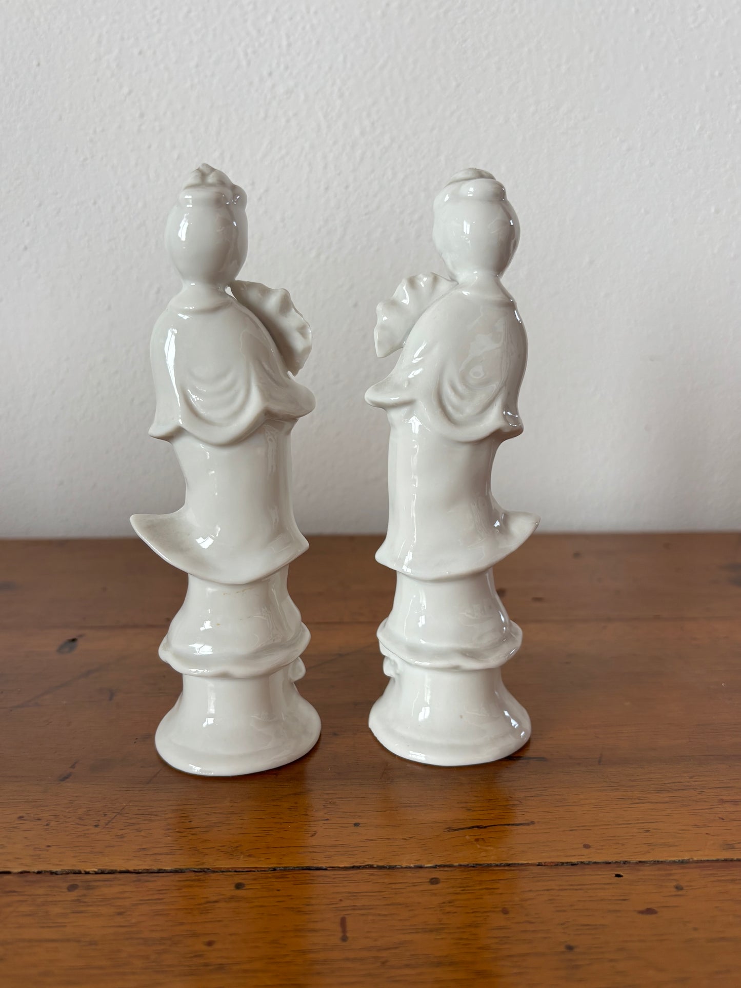 Coppia di Statuette in Porcellana Bianca – Dea Quan Yin con Fiore di Loto