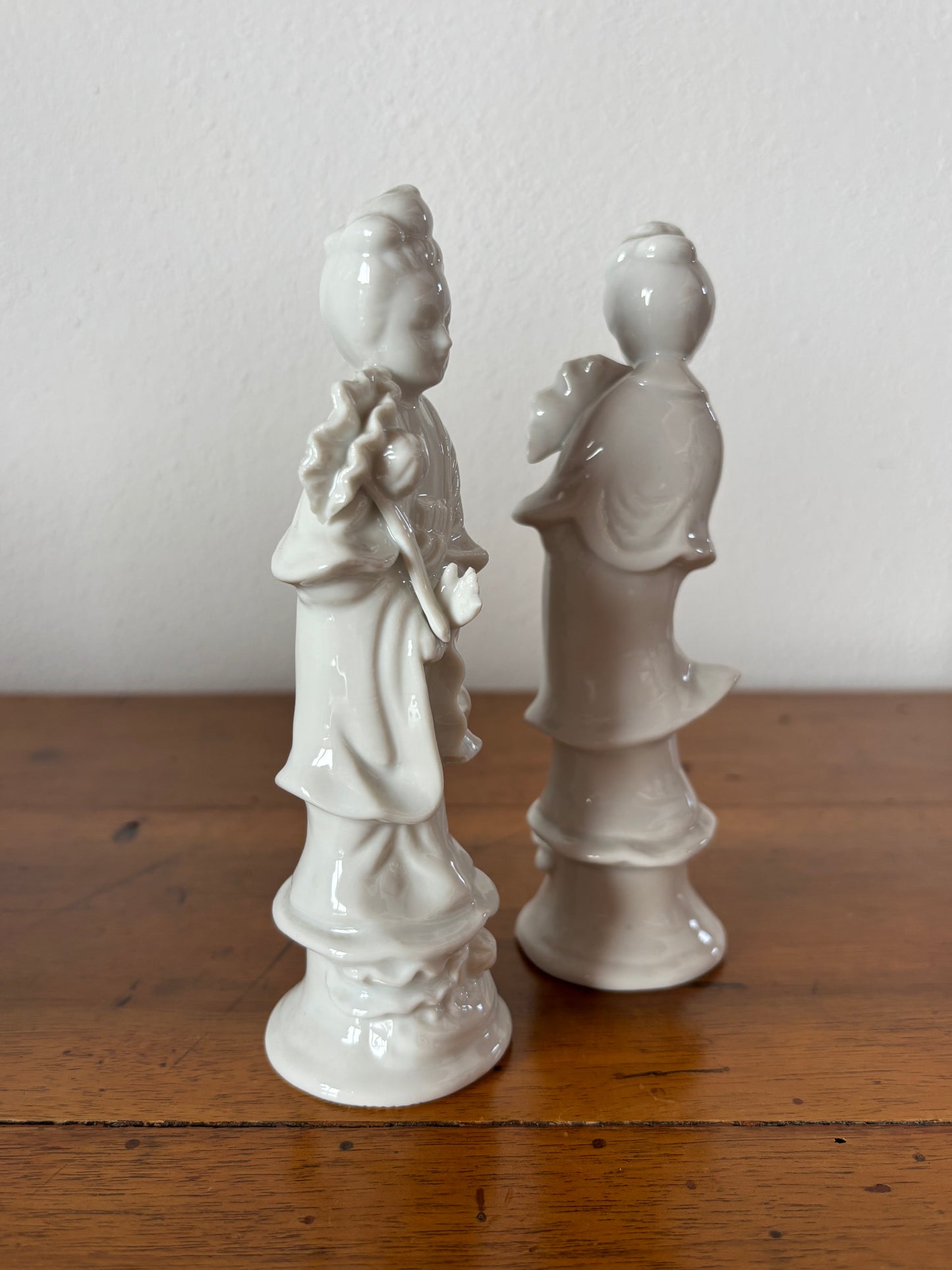 Coppia di Statuette in Porcellana Bianca – Dea Quan Yin con Fiore di Loto
