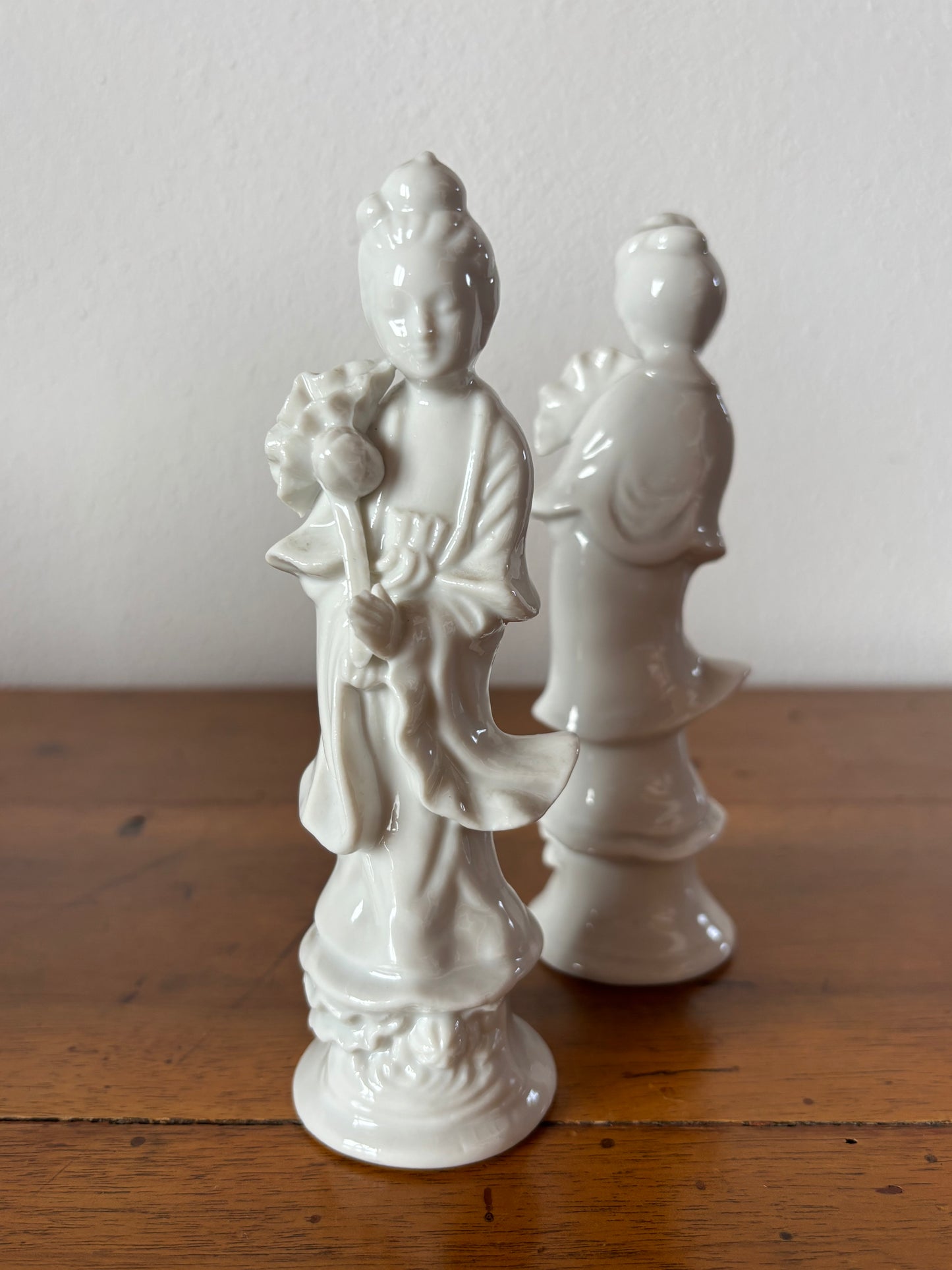 Coppia di Statuette in Porcellana Bianca – Dea Quan Yin con Fiore di Loto
