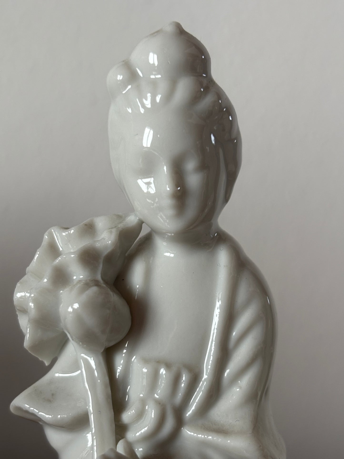 Coppia di Statuette in Porcellana Bianca – Dea Quan Yin con Fiore di Loto