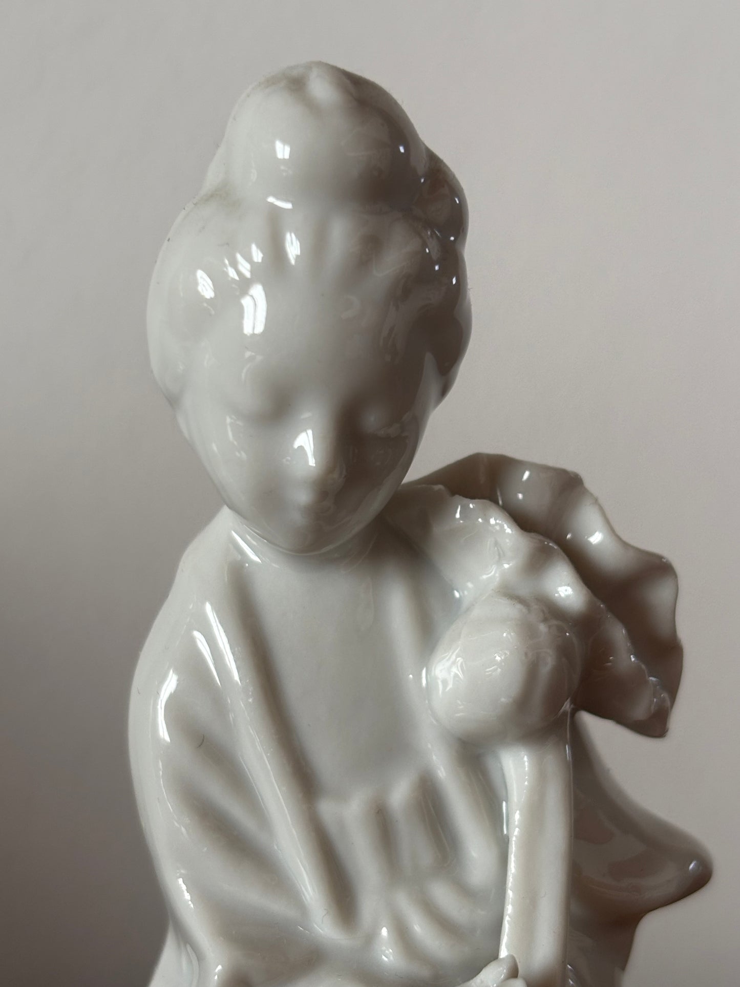 Coppia di Statuette in Porcellana Bianca – Dea Quan Yin con Fiore di Loto