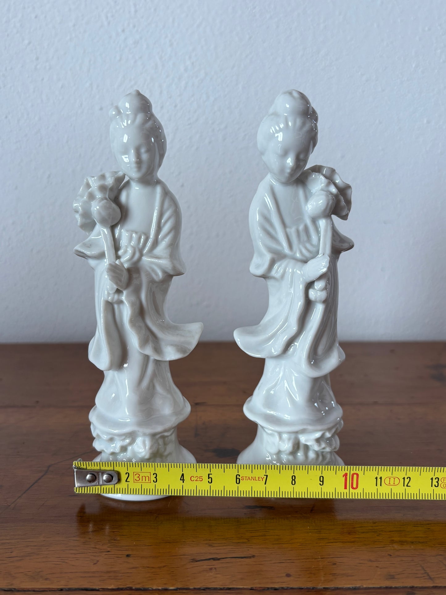 Coppia di Statuette in Porcellana Bianca – Dea Quan Yin con Fiore di Loto