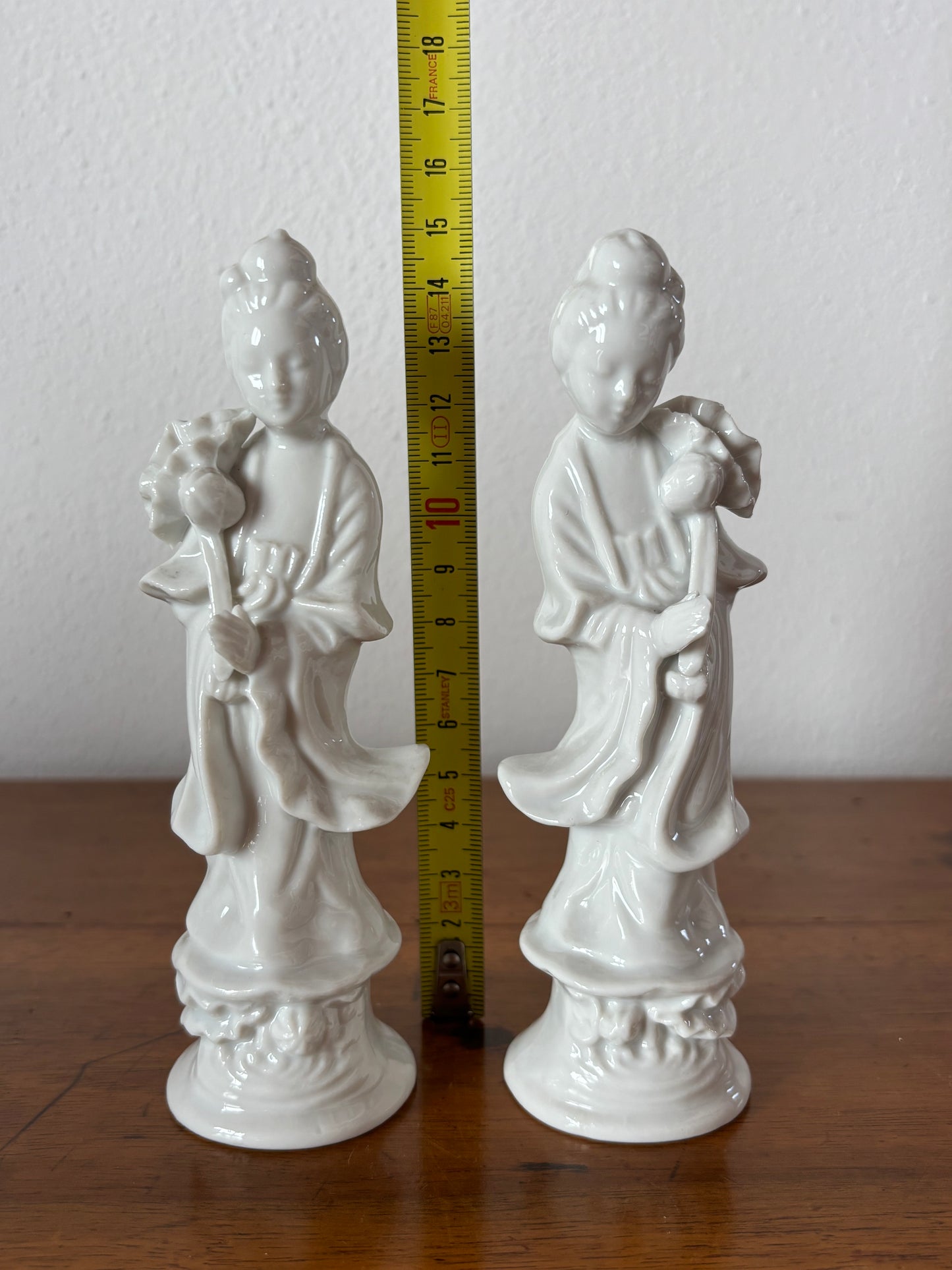 Coppia di Statuette in Porcellana Bianca – Dea Quan Yin con Fiore di Loto