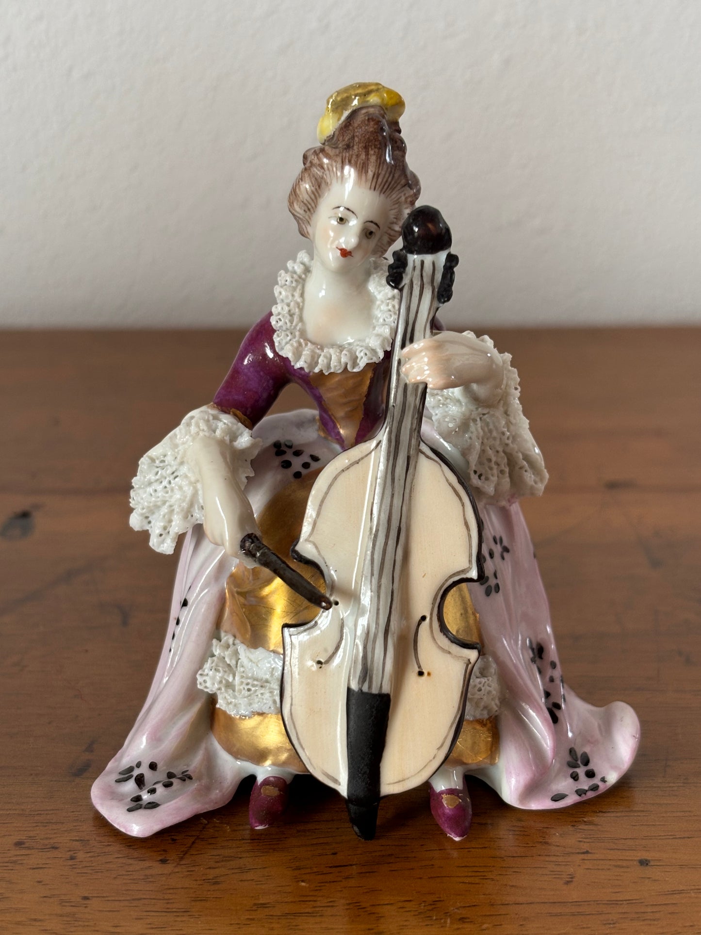 Statuina in Porcellana Volkstedt – Dama con Violoncello, Abito Rococò