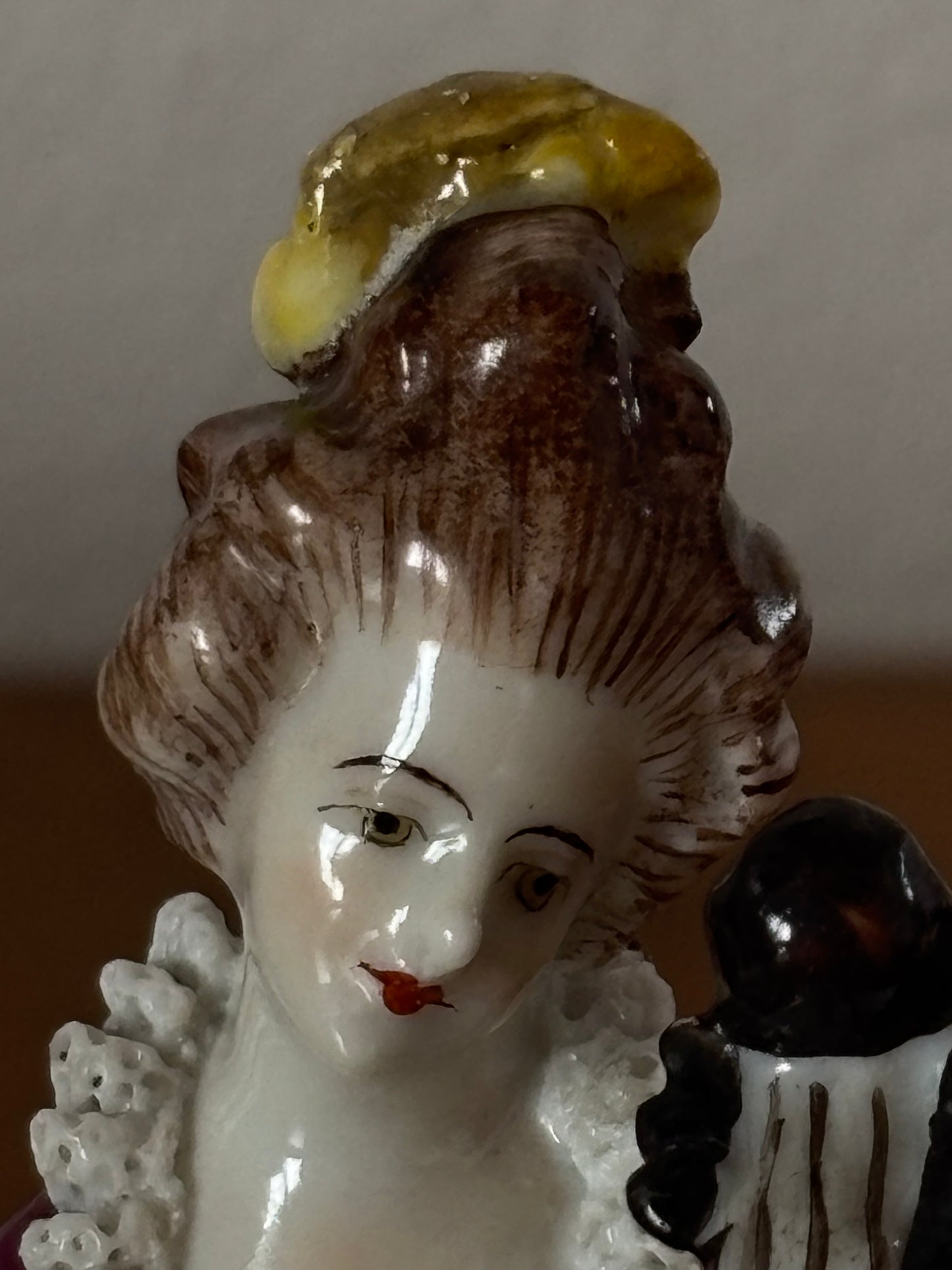 Statuina in Porcellana Volkstedt – Dama con Violoncello, Abito Rococò