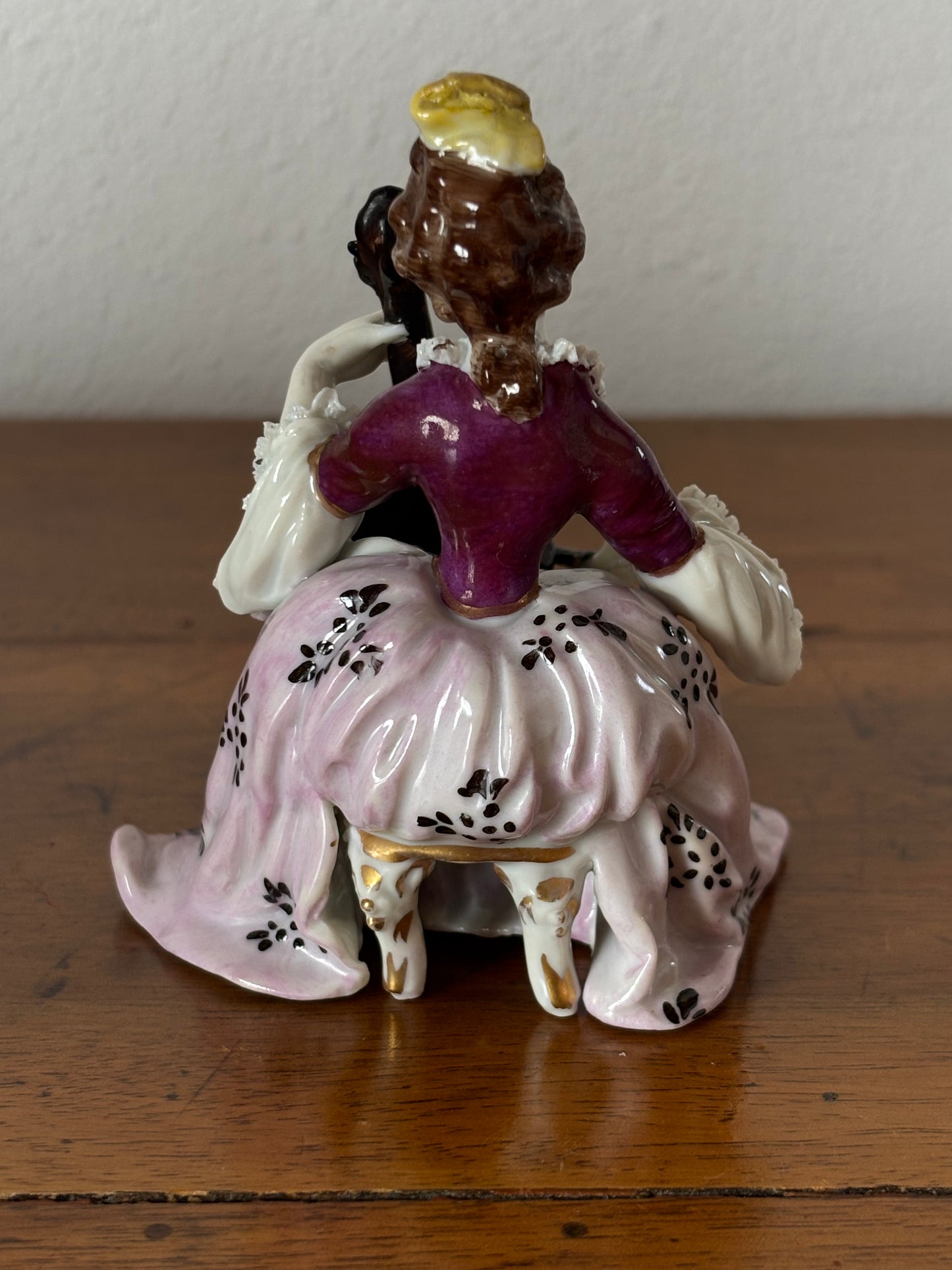 Statuina in Porcellana Volkstedt – Dama con Violoncello, Abito Rococò