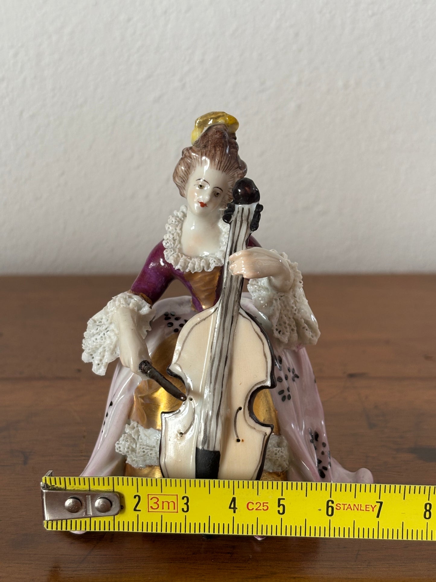 Statuina in Porcellana Volkstedt – Dama con Violoncello, Abito Rococò
