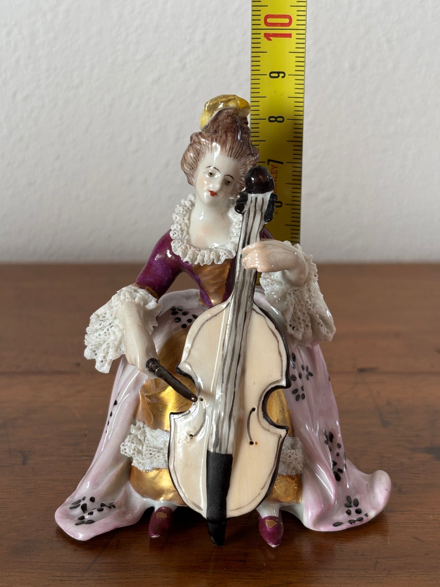 Statuina in Porcellana Volkstedt – Dama con Violoncello, Abito Rococò