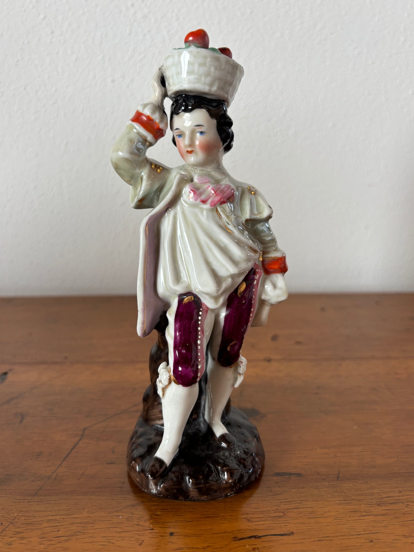 Porta Piuma in Ceramica Staffordshire – Giovane con Cesto