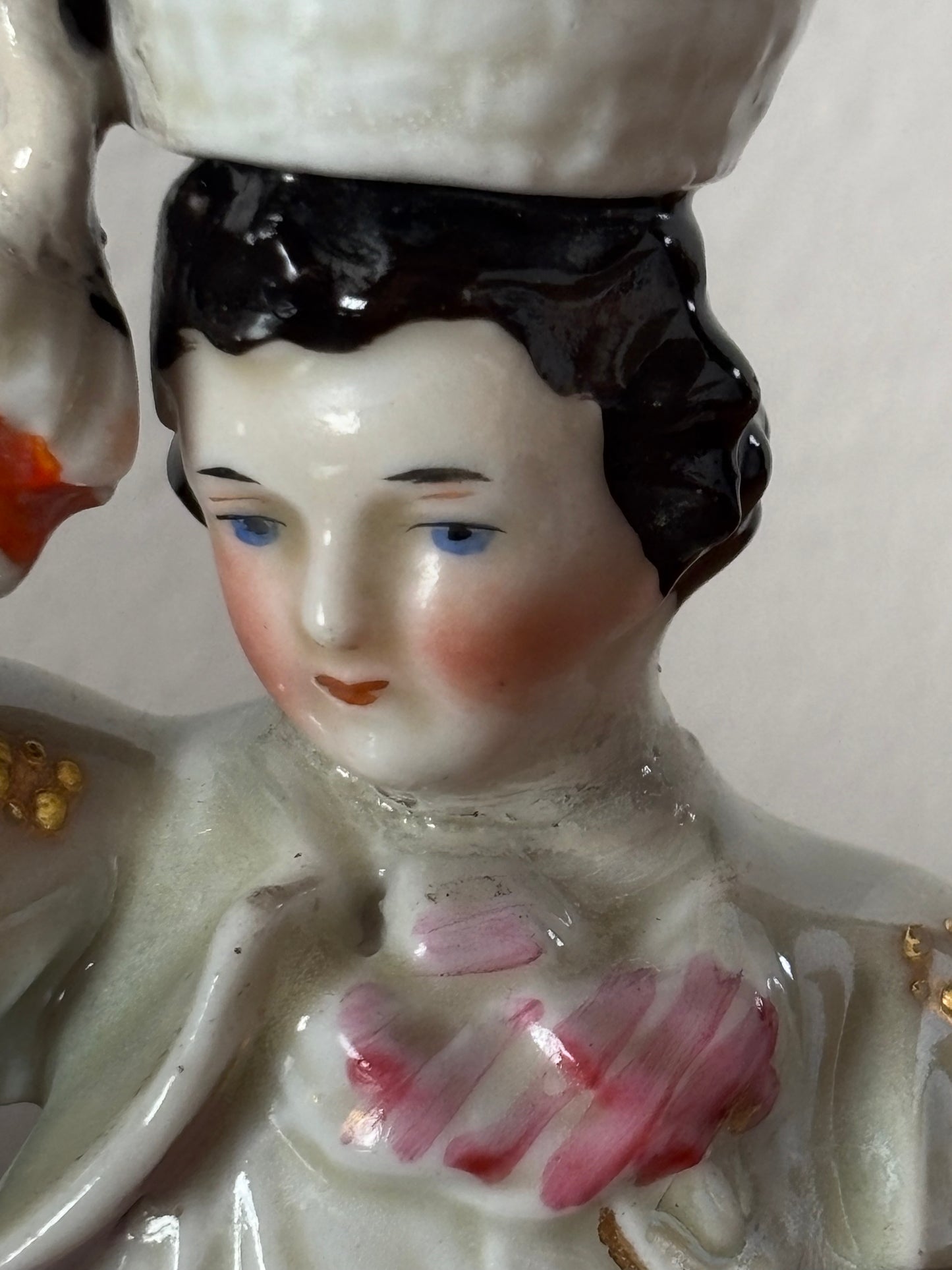 Porta Piuma in Ceramica Staffordshire – Giovane con Cesto